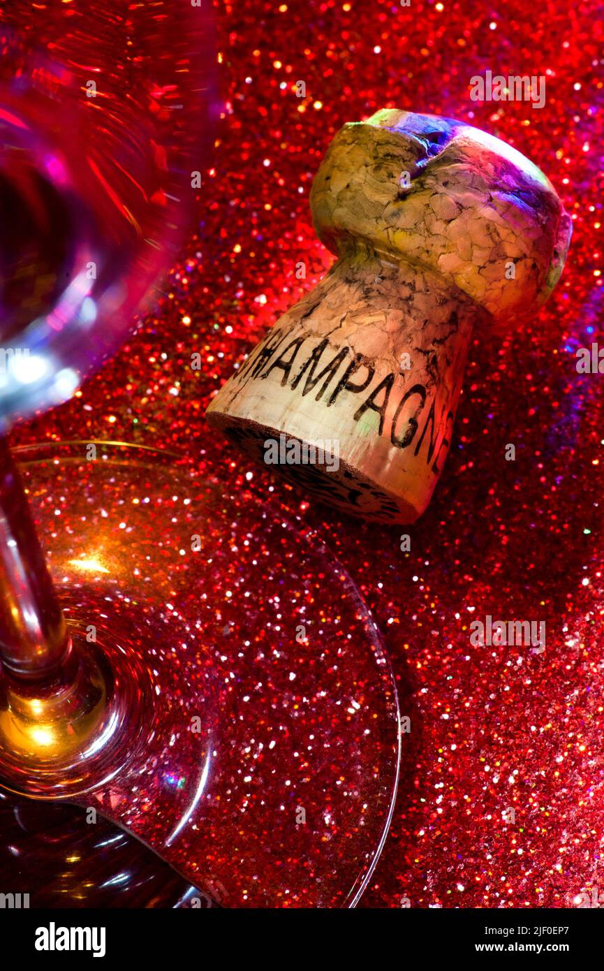 Champagne sughero e bicchiere in lussuoso nightclub club club party scintillante situazione con illuminazione multicolore celebrazione discoteca night club concetto Foto Stock