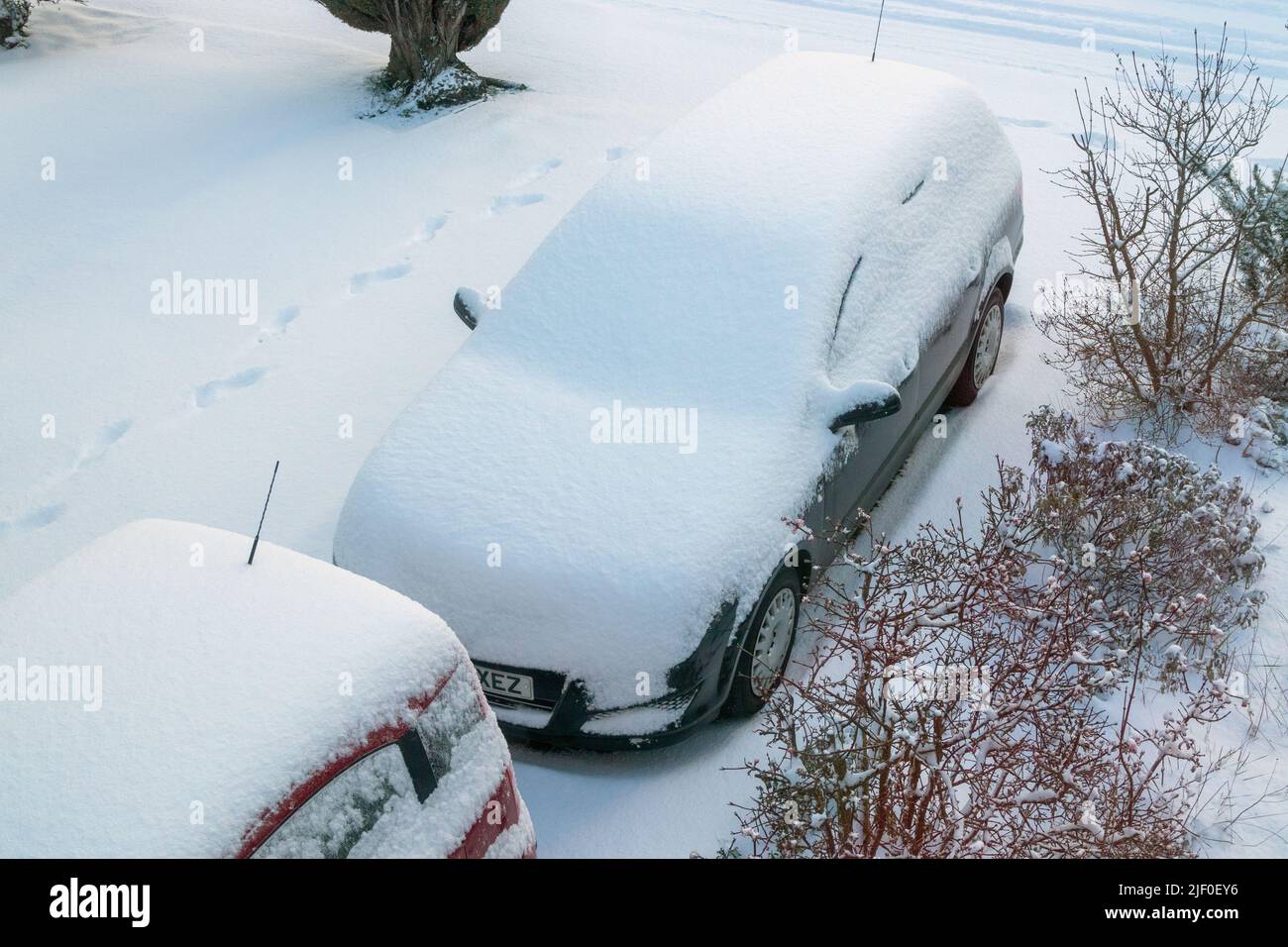 Auto parcheggiate su un vialetto coperto di neve visto dall'alto, Fife, Scozia. Foto Stock