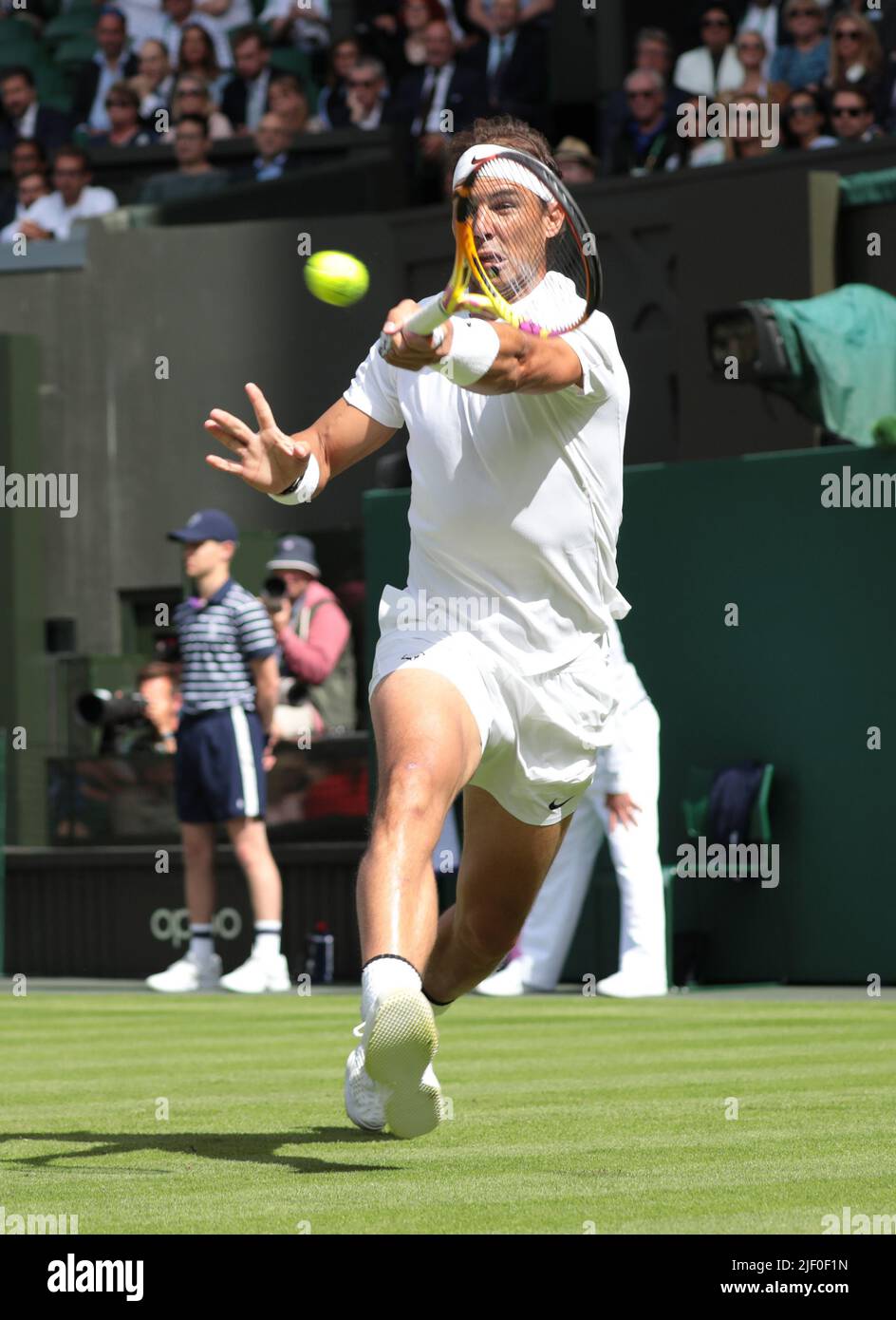 Londra, Regno Unito. 28th giugno 2022. Rafael Nadal in azione nella sua prima partita contro l'argentino Francisco Cerundolo il giorno due dei campionati Wimbledon 2022 a Londra il 28 giugno 2022. Foto di Hugo Philpott/UPI Credit: UPI/Alamy Live News Foto Stock