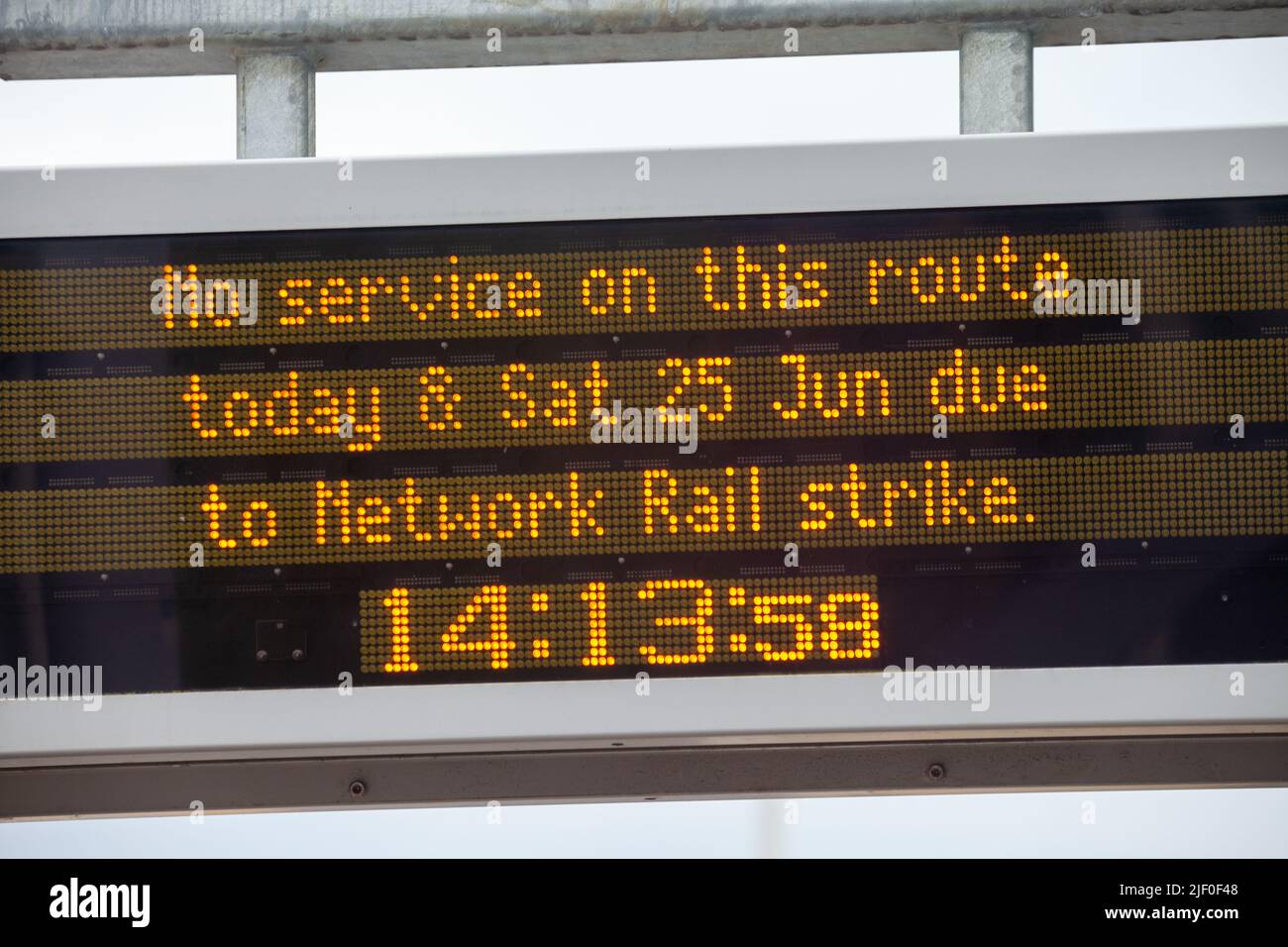 Un cartello su una piattaforma della stazione ferroviaria che informa che non c'è servizio a causa di uno sciopero. Foto Stock