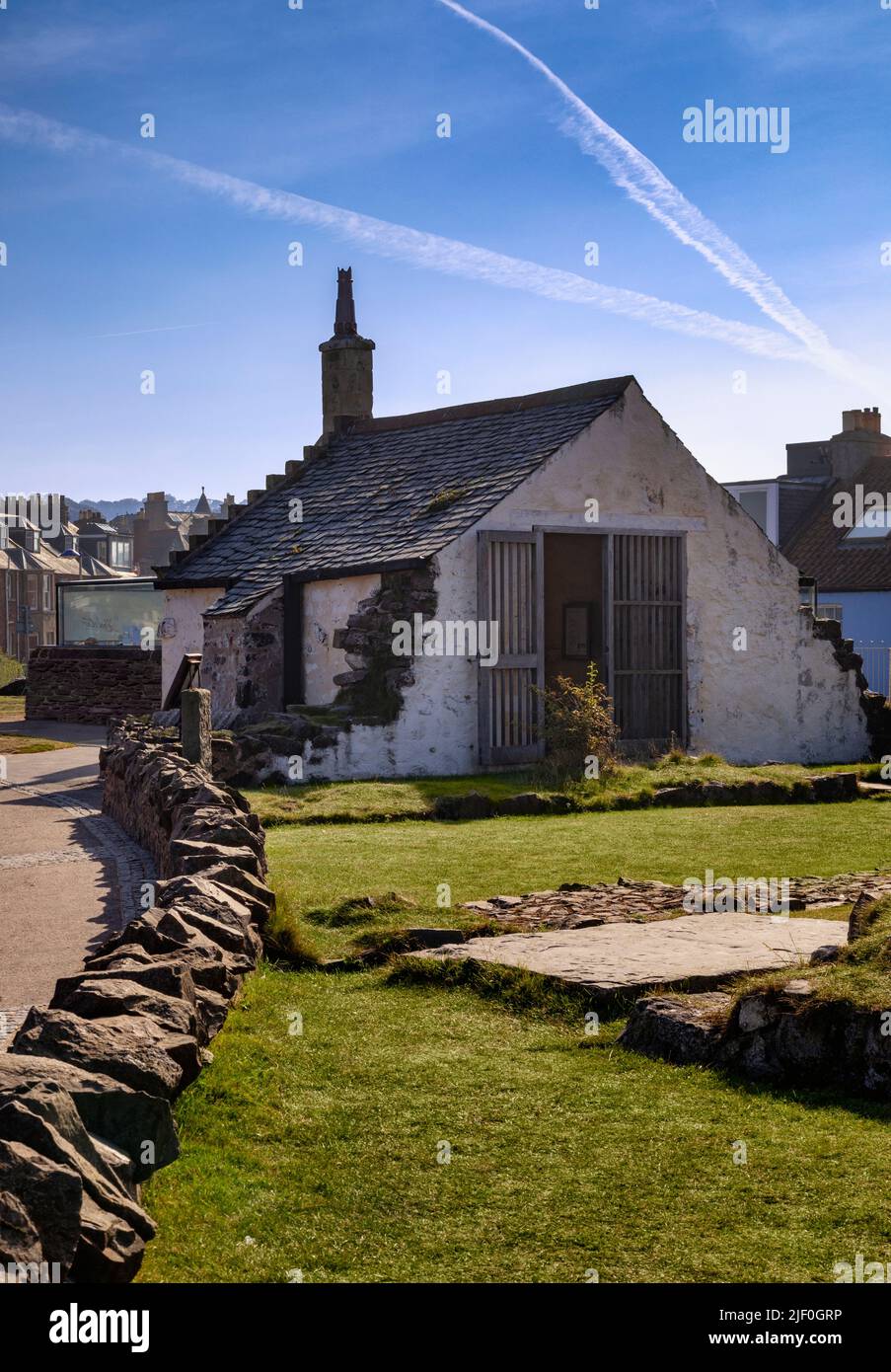 Una chiesa, intorno a circa 1000 anni, si trova sulla vecchia Kirk di Sant'Andrea. La prima chiesa è stata probabilmente fatta di legno costruito dai monaci di Lindisfarne. Foto Stock