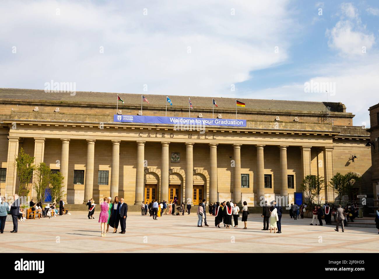 Studenti dell'Università di Dundee dopo la cerimonia di laurea presso Caird Hall, City Square, Dundee, Angus, Scozia Foto Stock