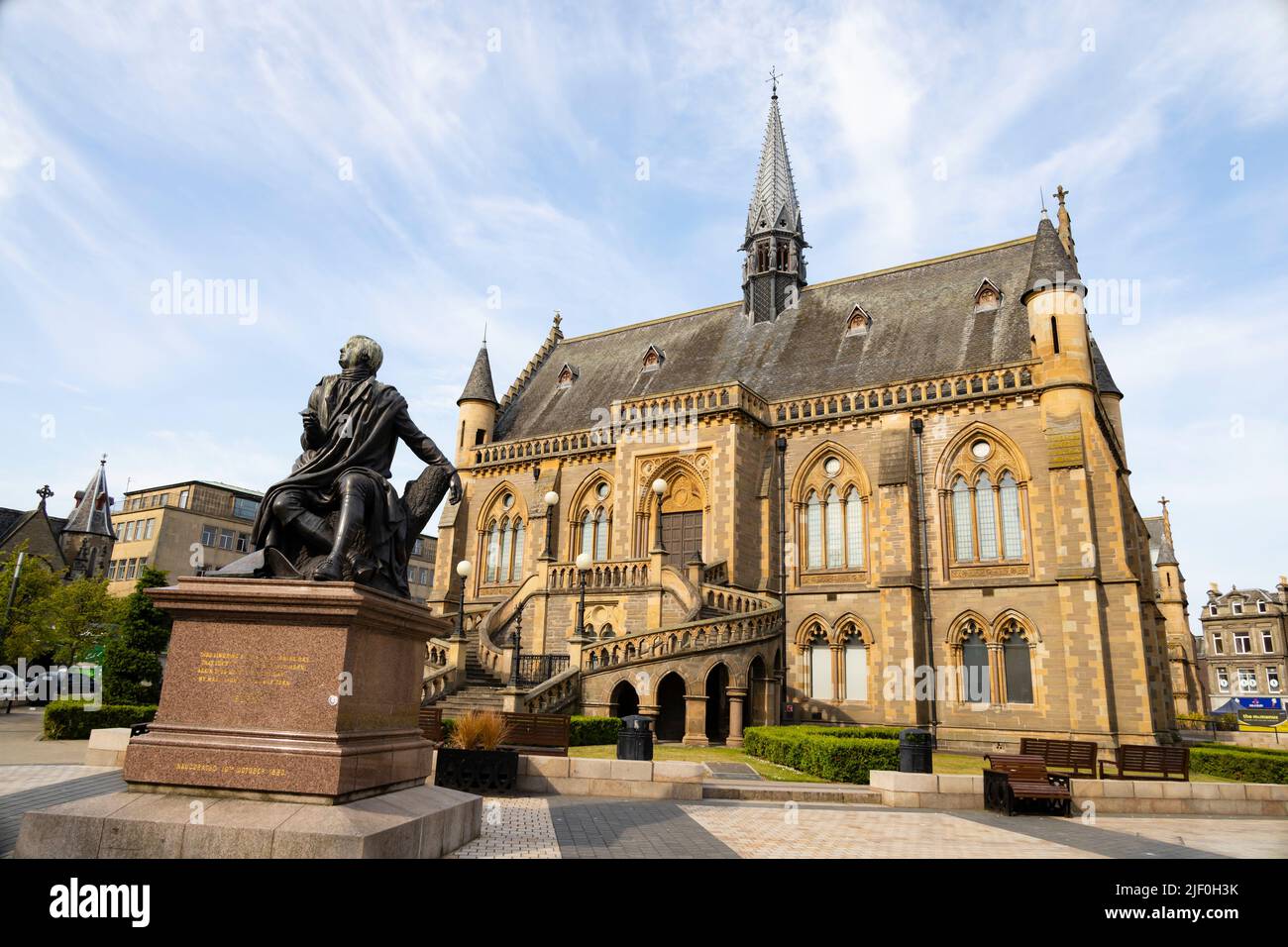 La statua di Robert Burns fuori dalle Gallerie di McManus, Albert Square, Dundee, Angus, Scozia Foto Stock