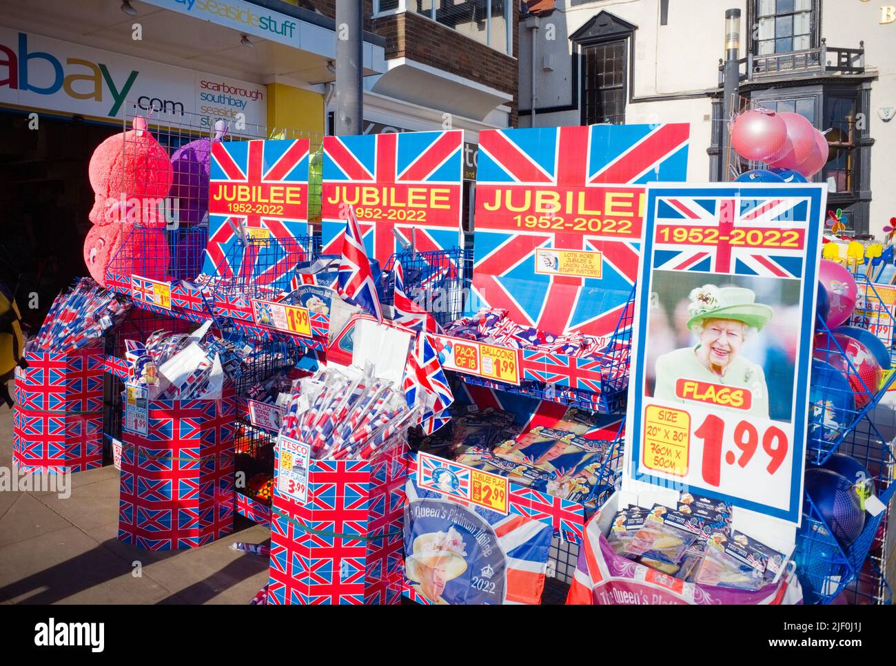 Merci economiche per le celebrazioni del Giubileo del platino 2022 su una mostra esterna a Scarborough Foto Stock