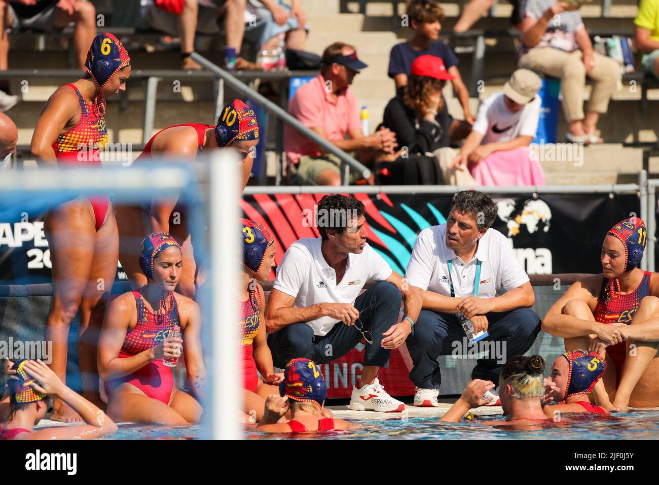 BUDAPEST, UNGHERIA - GIUGNO 28: Allenatore Miguel Angel Oca Gaia di Spagna, Laura Ester Ramos di Spagna, Cristina Nogue Frigola di Spagna, anni Espar Llaquet di Spagna, Beatriz Ortiz di Spagna, Nona Perez Vivas di Spagna, Irene Gonzalez Lopez di Spagna, Elena Ruiz Barrio di Spagna, Maria del Pilar pena di Spagna, Judith forca Ariza di Spagna, Paula Camus di Spagna, MAICA Garcia Godoy di Spagna, Paula Leiton Arrones di Spagna e Martina Terre di Spagna durante il FINA World Championships Budapest 2022 Quarter final match USA / Spagna il 28 giugno 2022 a Budapest, Ungheria (Foto di Albert ten Hove/Orange Picture Foto Stock