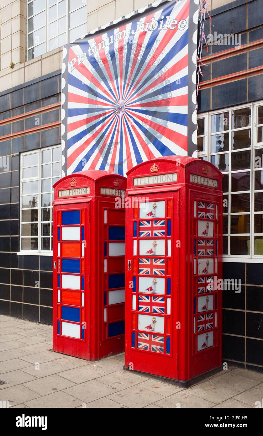Due K6 scatole telefoniche decorate per il Giubileo del platino nel giugno 2022 fuori dal teatro di Scarborough Foto Stock