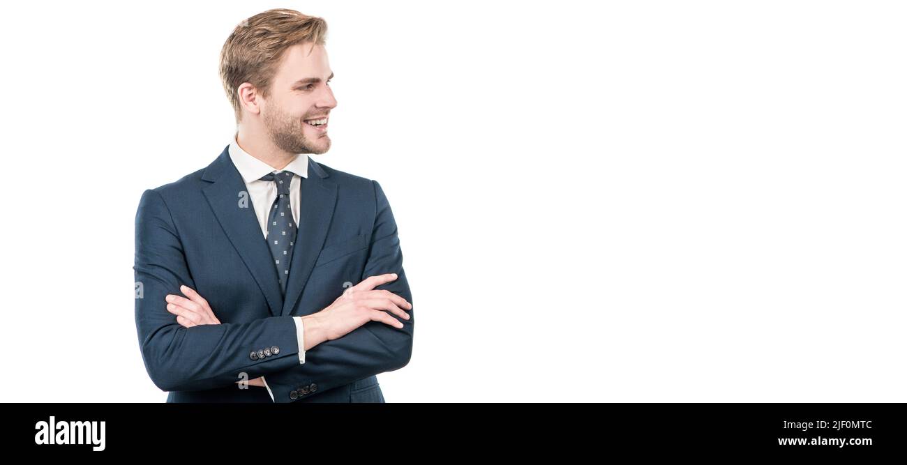 Fidato uomo dipendente sorriso felice in tuta business mantenendo le braccia incrociate, fiducia. Ritratto del volto uomo, banner con spazio per la copia. Uomo d'affari in tuta Foto Stock
