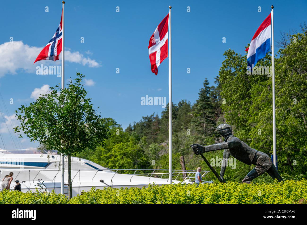The Lock Keeper - scultura in lamiera di rame di Elis Nordh di Gota Canal a Soderkoping, Svezia. Foto Stock