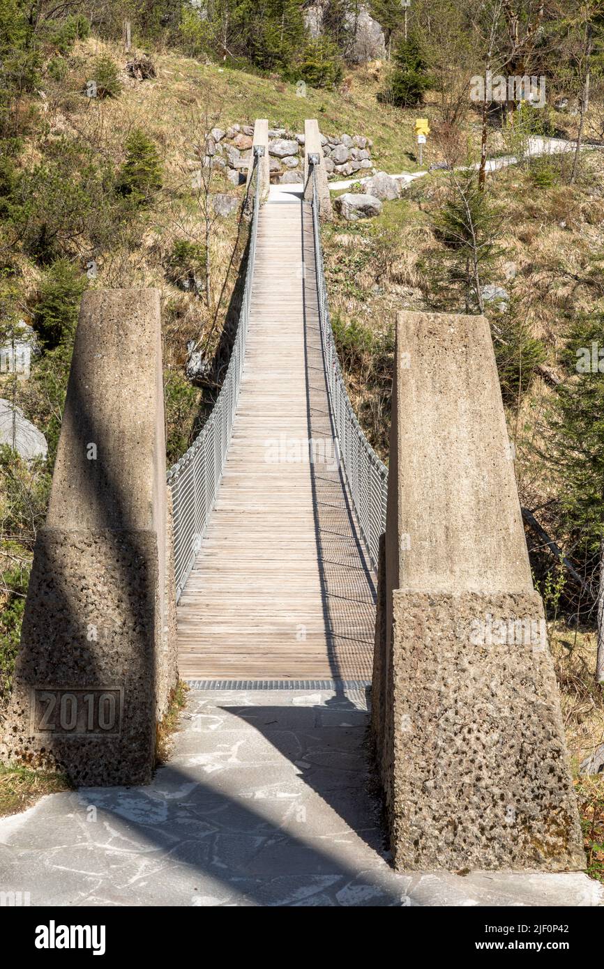 Ponte sospeso nella valle di Klausbachtal vicino a Ramsau, Berchtesgaden, Baviera, Germania Foto Stock