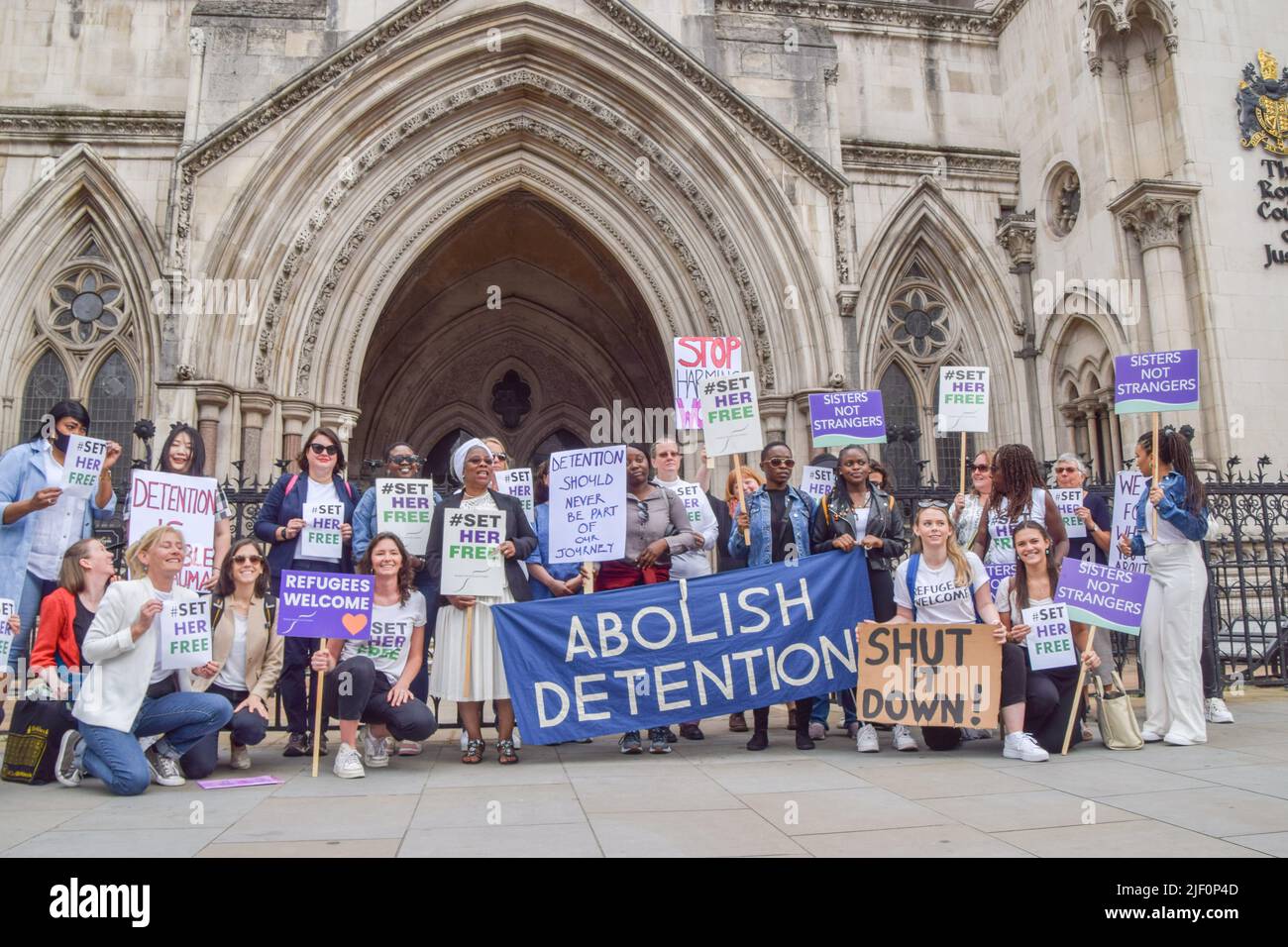 Londra, Inghilterra, Regno Unito. 28th giugno 2022. I manifestanti si sono riuniti al di fuori delle corti reali di giustizia a sostegno dei rifugiati, in quanto la carità Donne per rifugiati (WRW) porta l'Home Office in tribunale per le donne in detenzione nel nuovo centro di detenzione per l'immigrazione di Derwentside senza accesso a consulenze legali di persona. La carità ha dichiarato che il caso è particolarmente urgente alla luce del controverso programma di deportazione dei rifugiati ruandesi da parte del governo britannico. (Credit Image: © Vuk Valcic/ZUMA Press Wire) Foto Stock