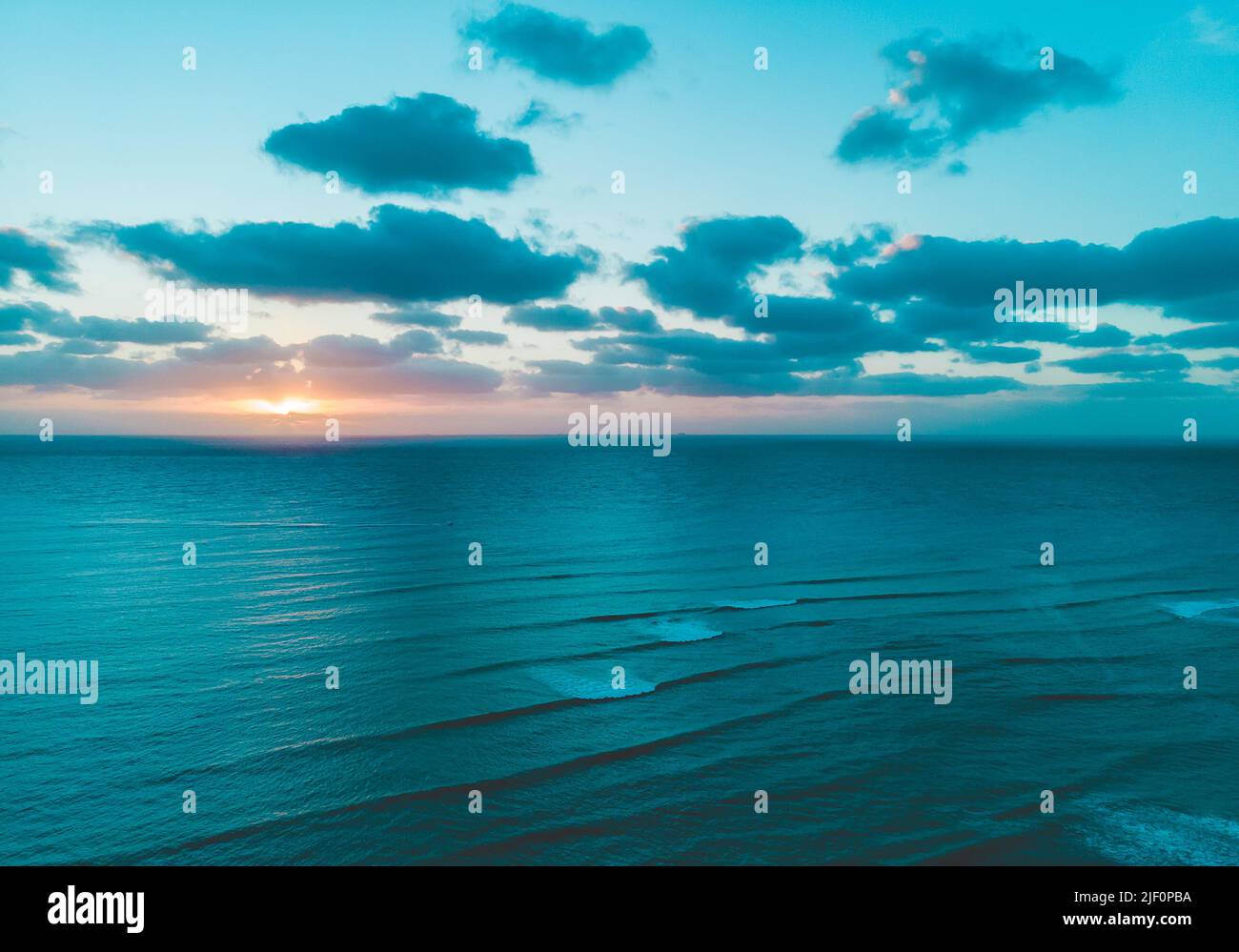 Paesaggio aereo di droni in spiaggia di Tulum durante l'ora d'oro all'alba con cielo nuvoloso e onde sul Mar dei Caraibi Foto Stock