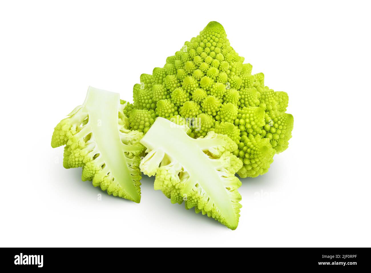 Romanesco broccoli cavolo o cavolfiore romano isolato su sfondo bianco con profondità di campo piena Foto Stock