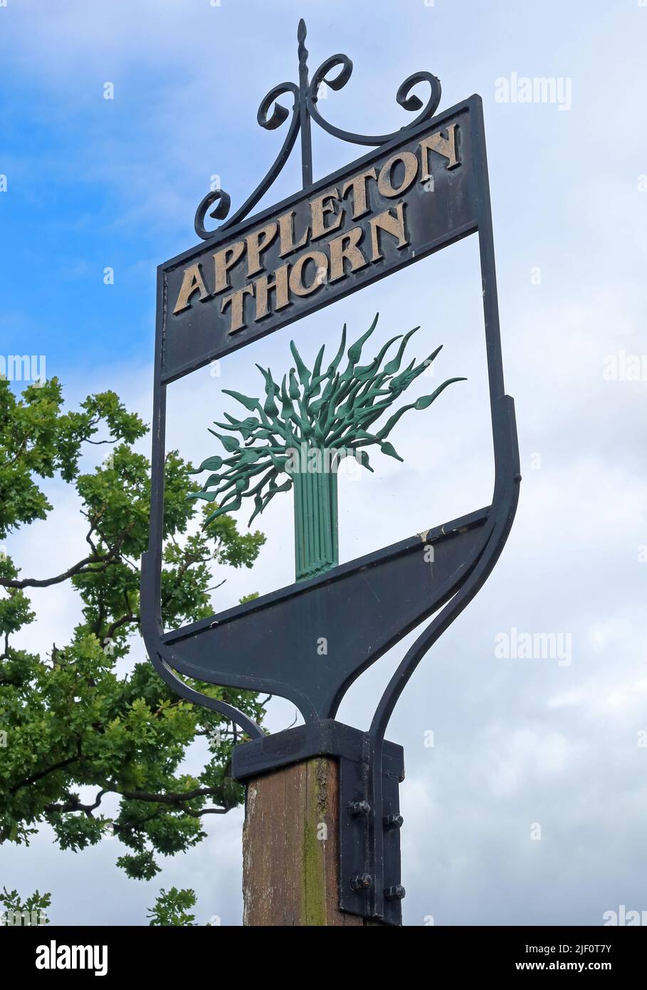 Appleton Thorn Village Sign, Lumb Brook Road, Warrington, Cheshire, Inghilterra, REGNO UNITO, WA4 4QX Foto Stock