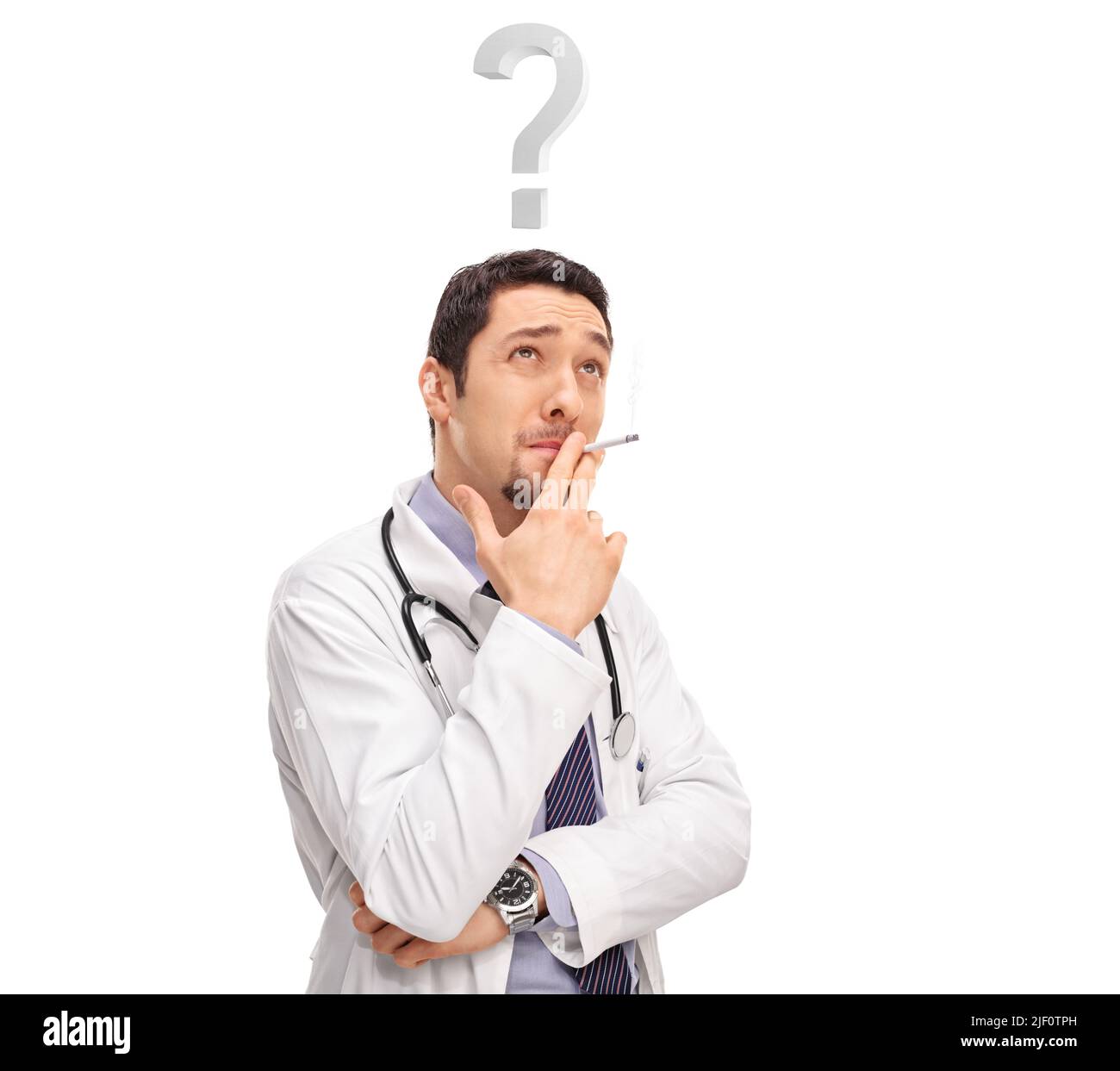 Il medico fuma una sigaretta e pensa con un punto interrogativo sopra la testa isolato su sfondo bianco Foto Stock