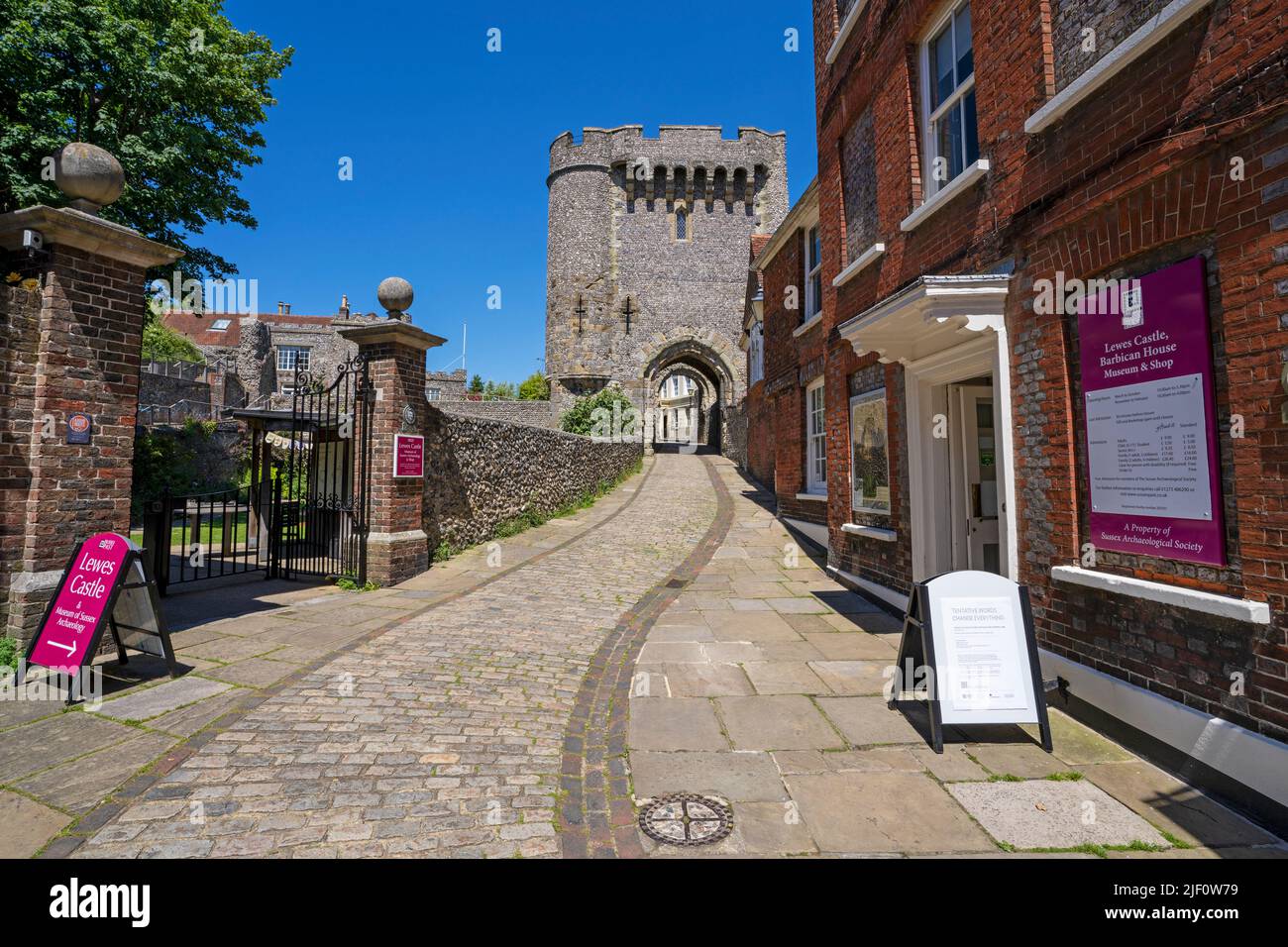 Il Barbican Gate a Lewes Castle, Lewes, East Sussex England, Regno Unito Foto Stock