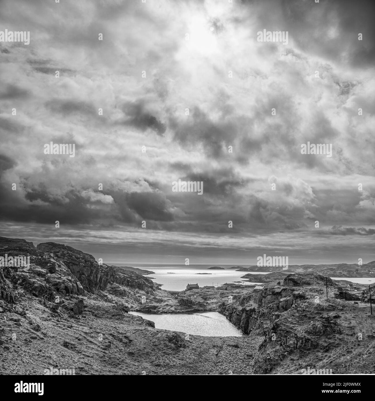 Vista su Loch Leacach verso Geocrab e il mare, Harris, Ebridi esterne, Scozia Foto Stock