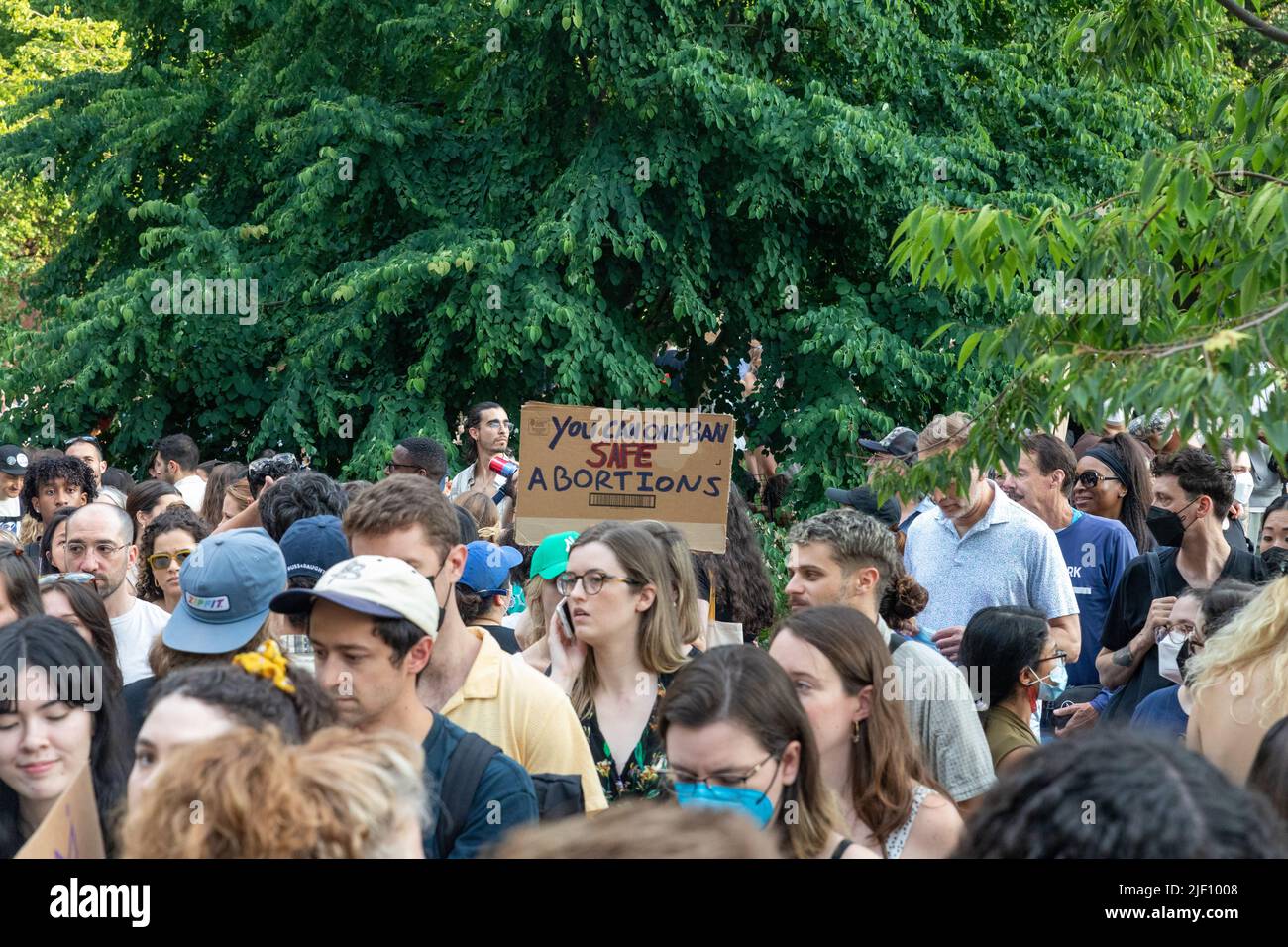 Una protesta per i diritti di aborto a Foley Square New York con la folla che tiene cartelli di cartone Foto Stock