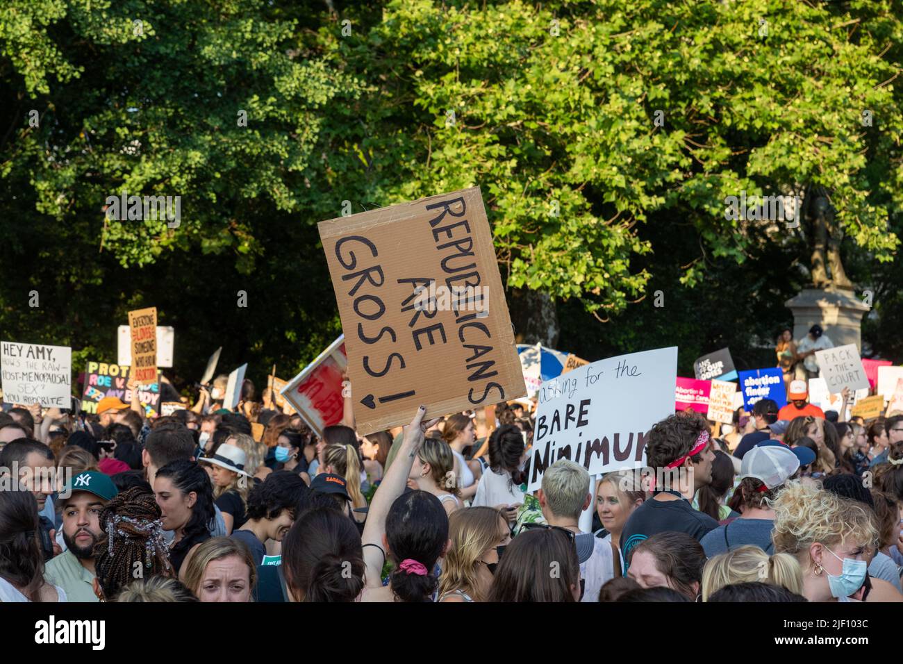 Una protesta per i diritti di aborto a Foley Square New York con la folla che tiene cartelli di cartone Foto Stock