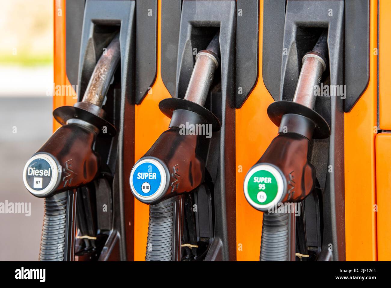 AUGSBURG, GERMANIA – 16 GIUGNO 2022: Stazione di rifornimento benzina e diesel Foto Stock