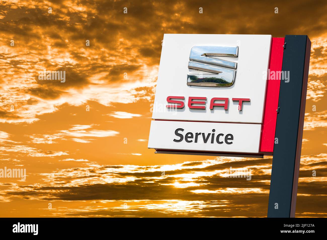 AUGSBURG, GERMANIA – 16 GIUGNO 2022: Segno pubblicitario del SEDILE di marca auto di fronte a un cielo con le nuvole Foto Stock