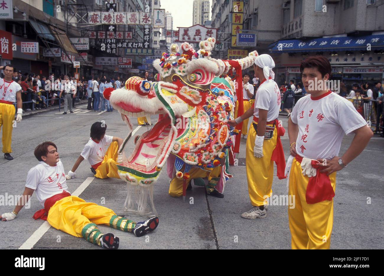 Una sfilata di danza del drago nel centro di Yuen Long a Hong Kong. Hong Kong, aprile 1999 Foto Stock