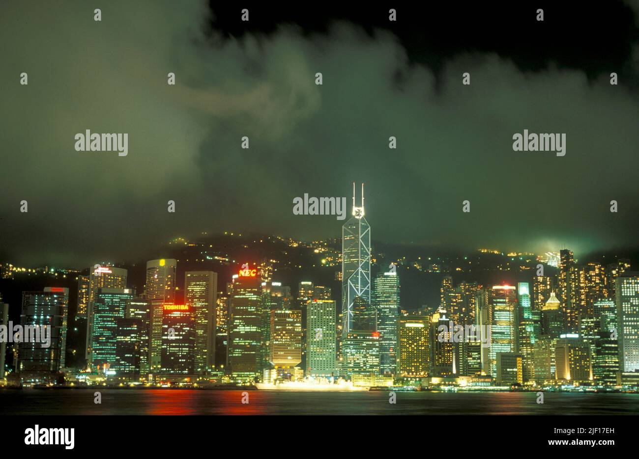 Lo skyline di Hong Kong Central di notte a Hong Kong. Hong Kong, giugno 1997 Foto Stock