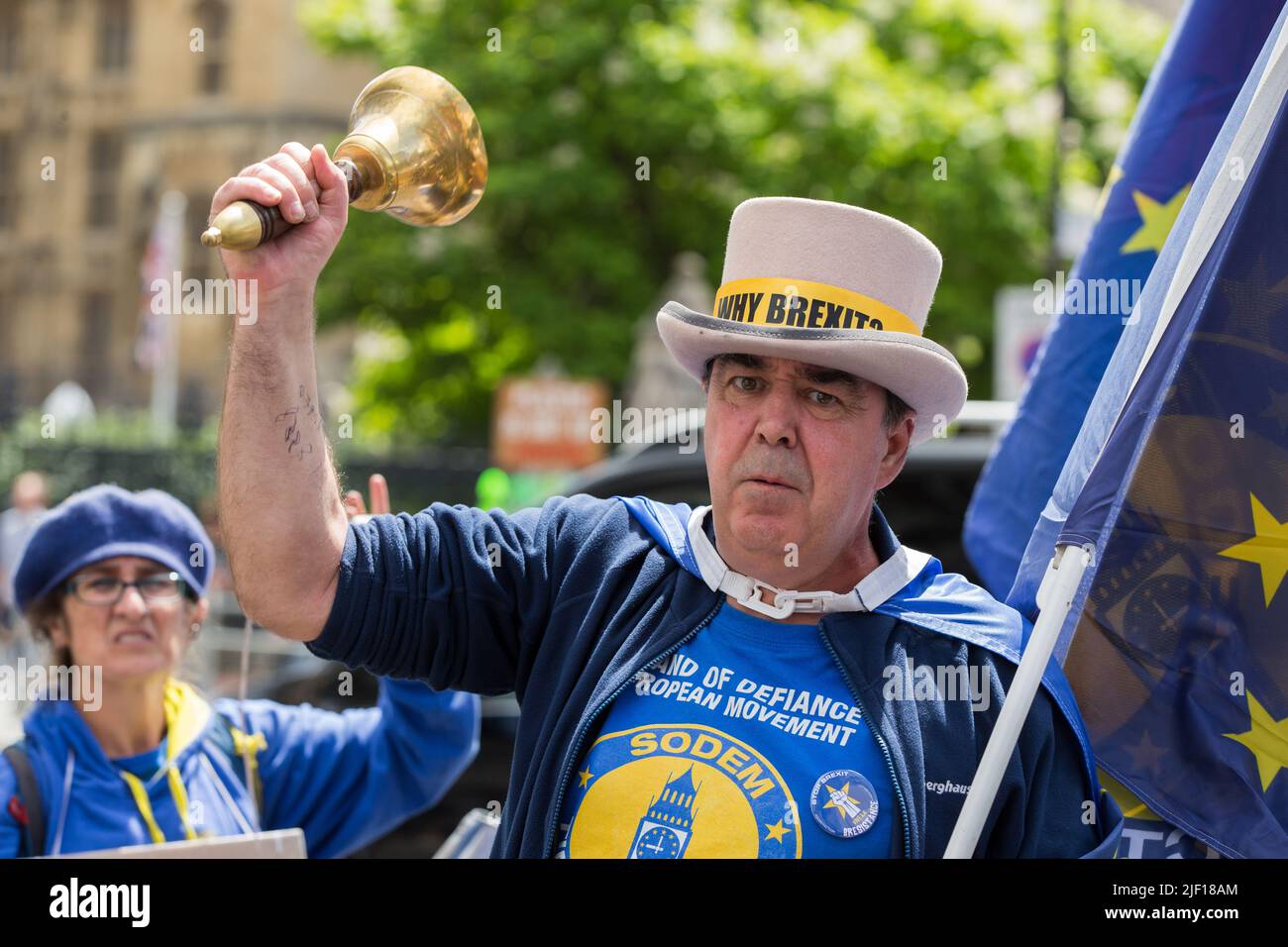 Londra, Inghilterra, Regno Unito. 28th, 2022 poliziotti sono visti avvertire l'attivista anti-Brexit STEVE BRAY protestando a Westminster quando entrano in vigore nuove leggi Foto Stock