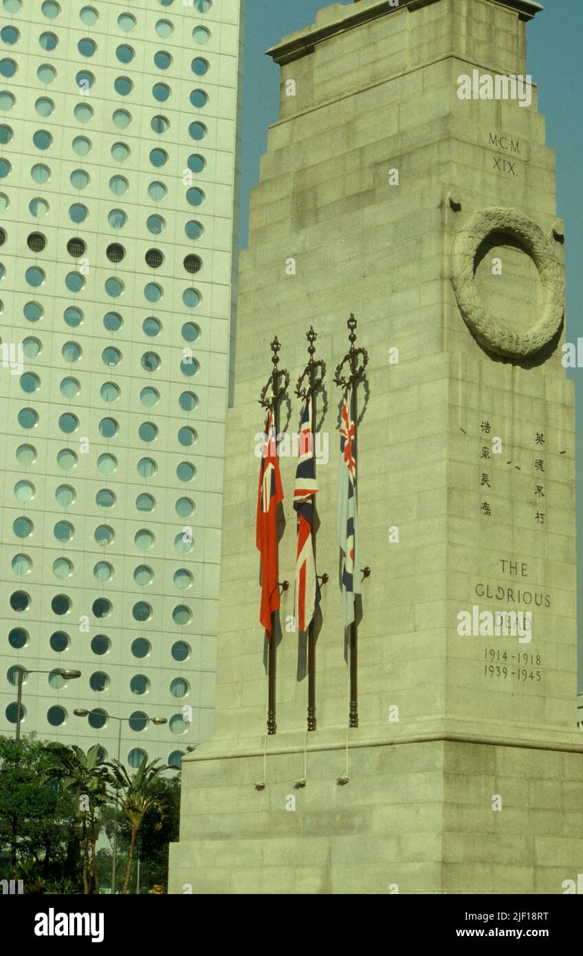 Il memoriale di guerra britannico, il Cenotaph nel centro della città di Hong Kong prima della consegna di Hong Kong alla Cina. Hong Kong, giugno 1997 Foto Stock