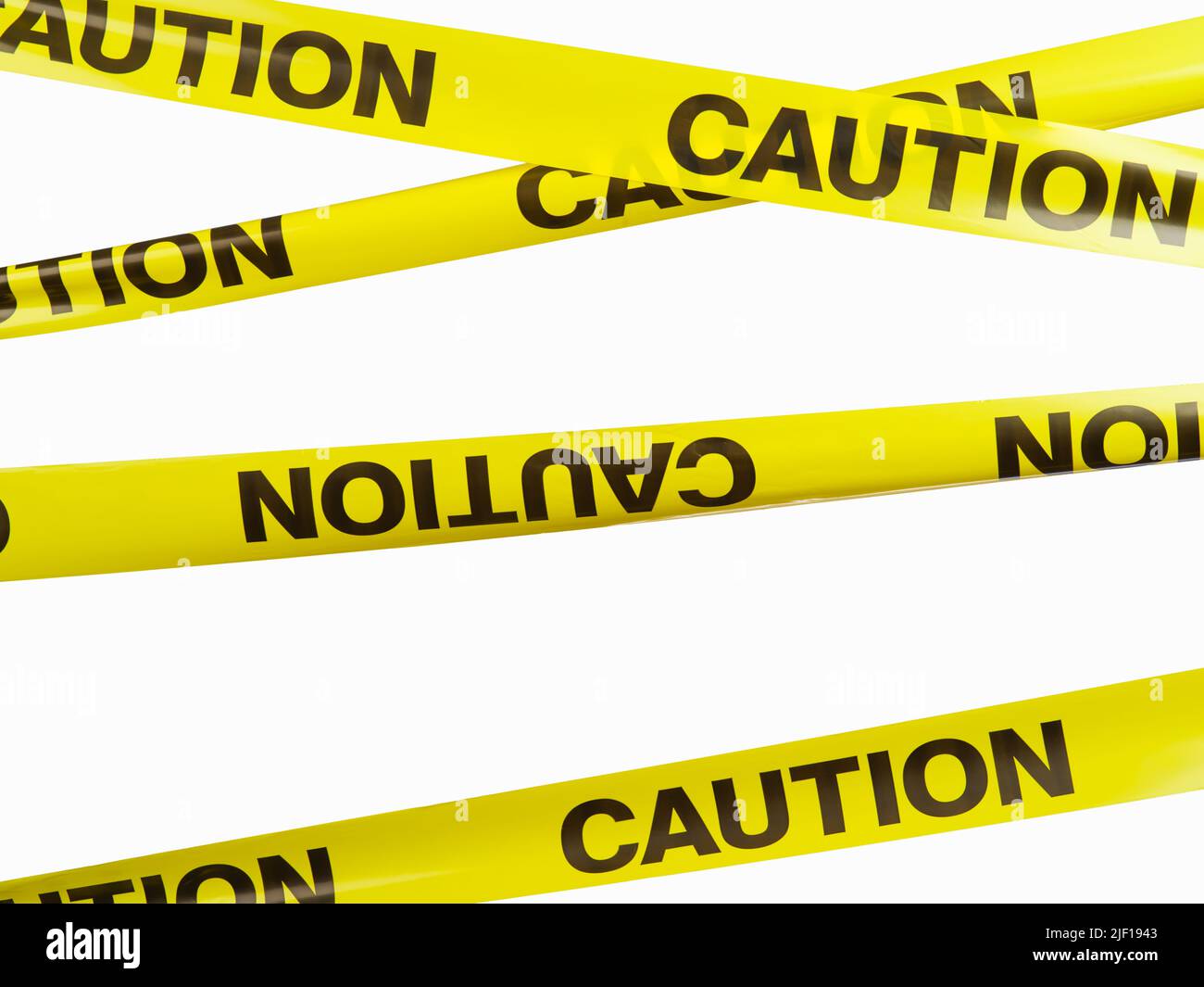 Set di nastri restrittivi gialli in plastica con iscrizione su sfondo bianco. Segnale di pericolo per i passanti, i poliziotti, i soccorritori. Incidente, male Foto Stock
