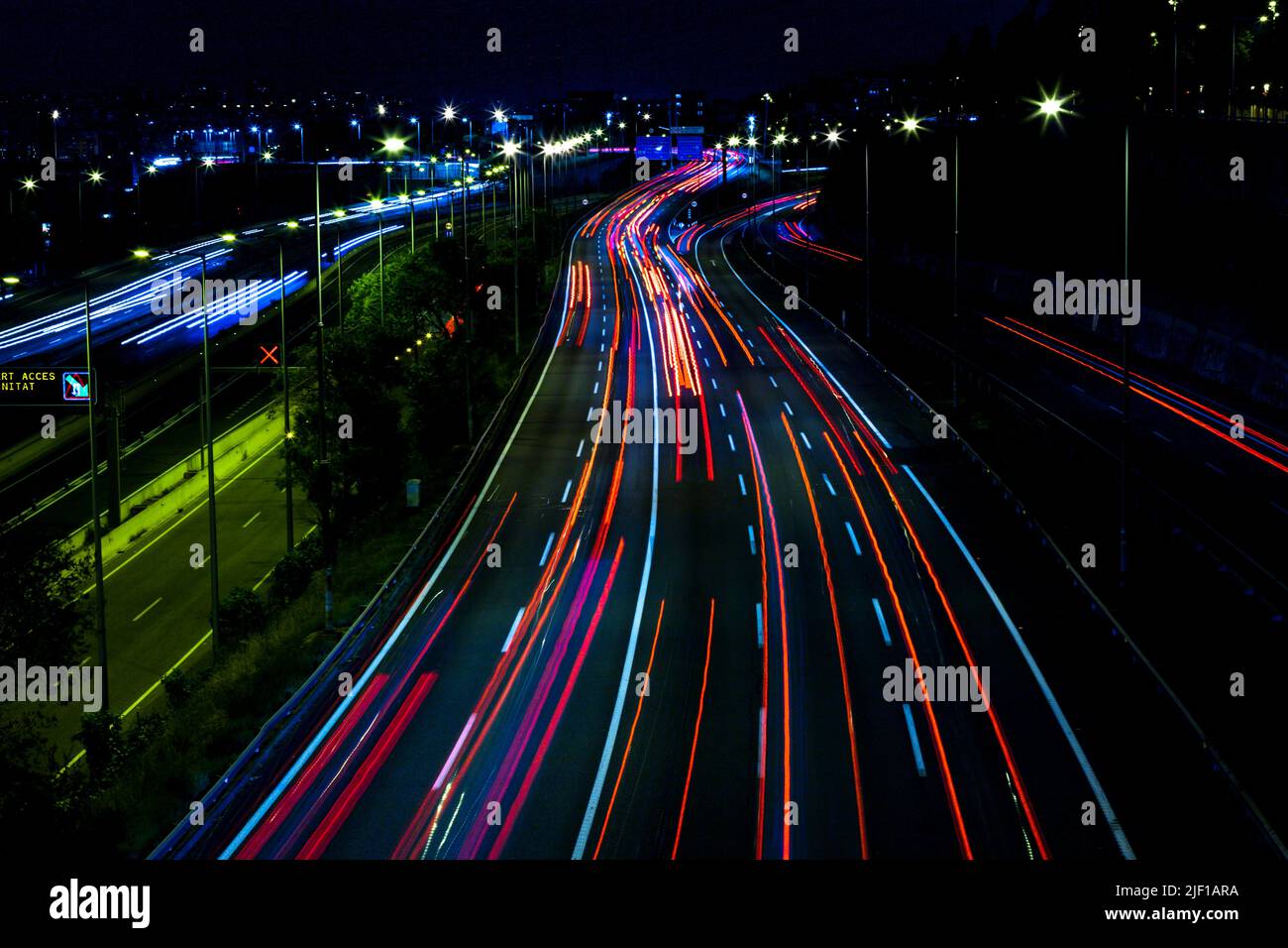 Vista notturna del traffico che entra a Barcellona, tracce di auto. Foto Stock