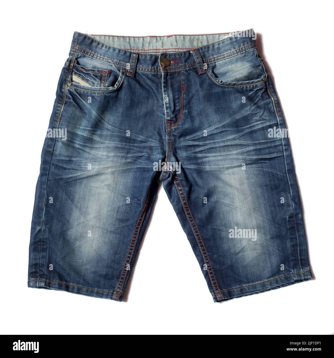 pantaloncini in denim su sfondo bianco Foto Stock