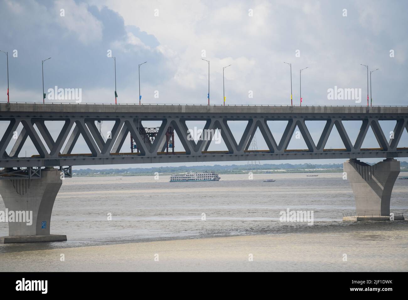 Vista sul ponte Padma, il ponte multiuso di nuova costruzione sul fiume Padma, che collega le aree meridionali del paese con la capitale Dhaka. Foto Stock