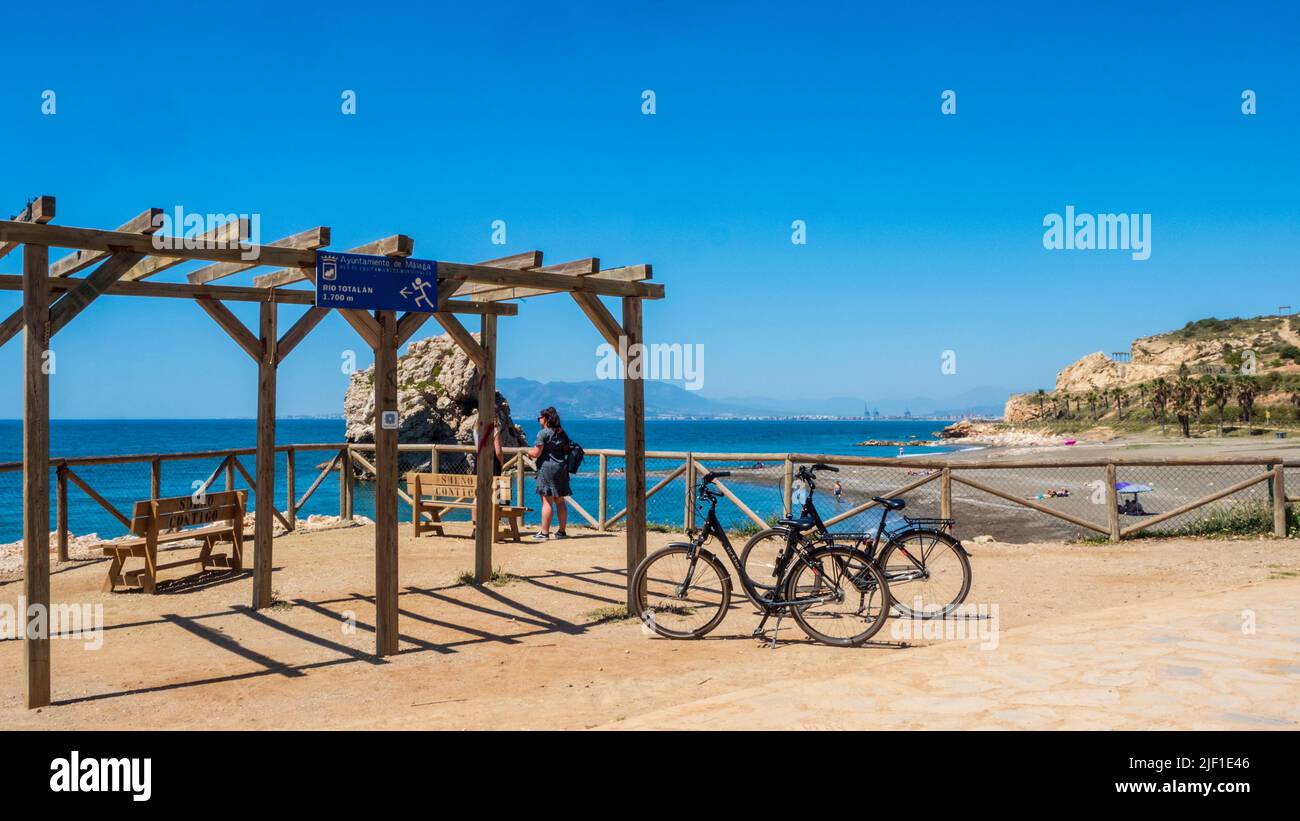 Gli escursionisti e i ciclisti utilizzano il percorso costiero lungo la costa di Malaga per praticare lo sport attraverso le sue gallerie di fronte al mare. Foto Stock