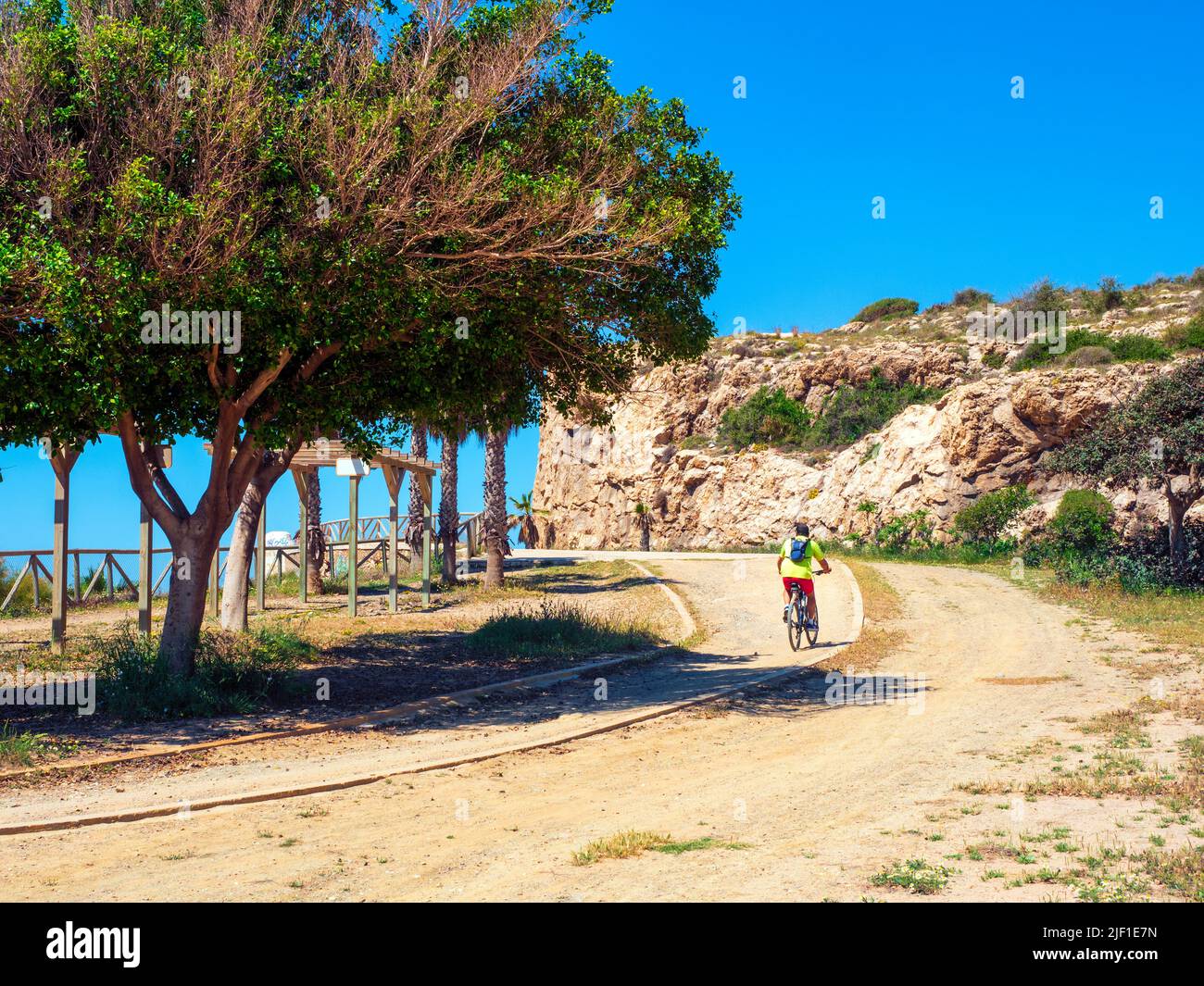 Gli escursionisti e i ciclisti utilizzano il percorso costiero lungo la costa di Malaga per praticare lo sport attraverso le sue gallerie di fronte al mare. Foto Stock