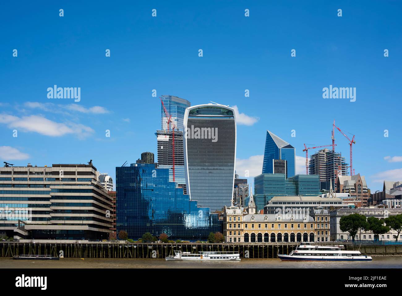 Città di Londra e la Walkie Talkie Tower dalla South Bank of the Thames, Londra Regno Unito Foto Stock