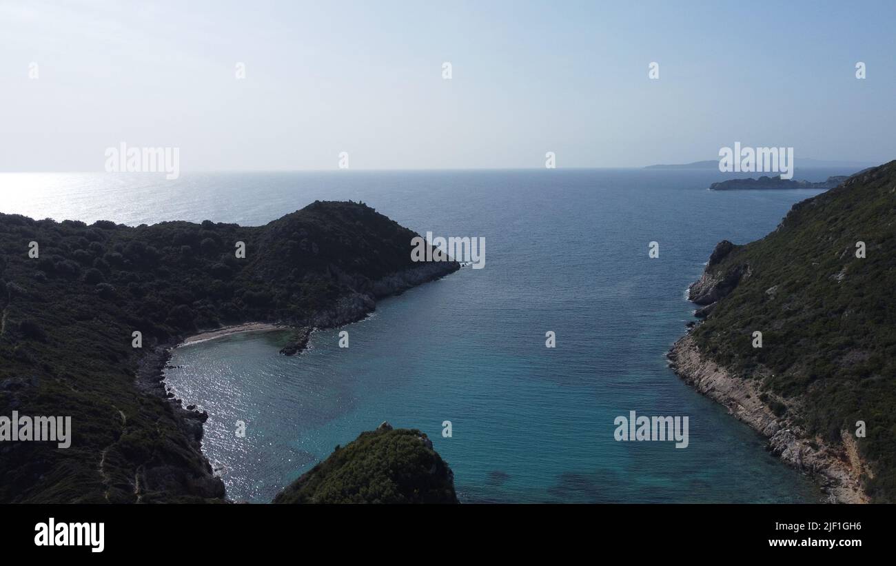 Una vista aerea di un bel mare con scogliere boscose Foto Stock
