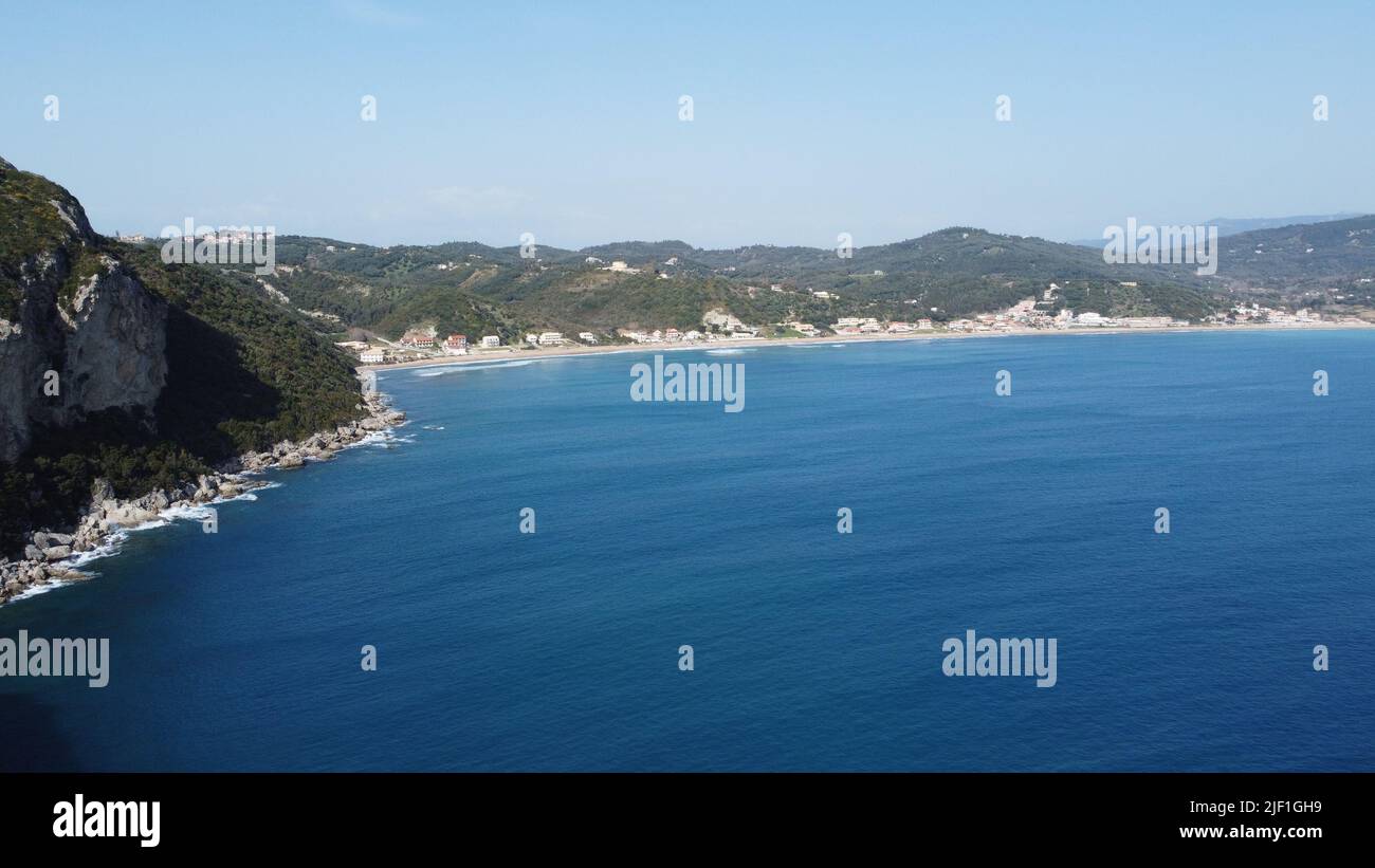 Una vista aerea di un mare blu e scogliere boscose Foto Stock