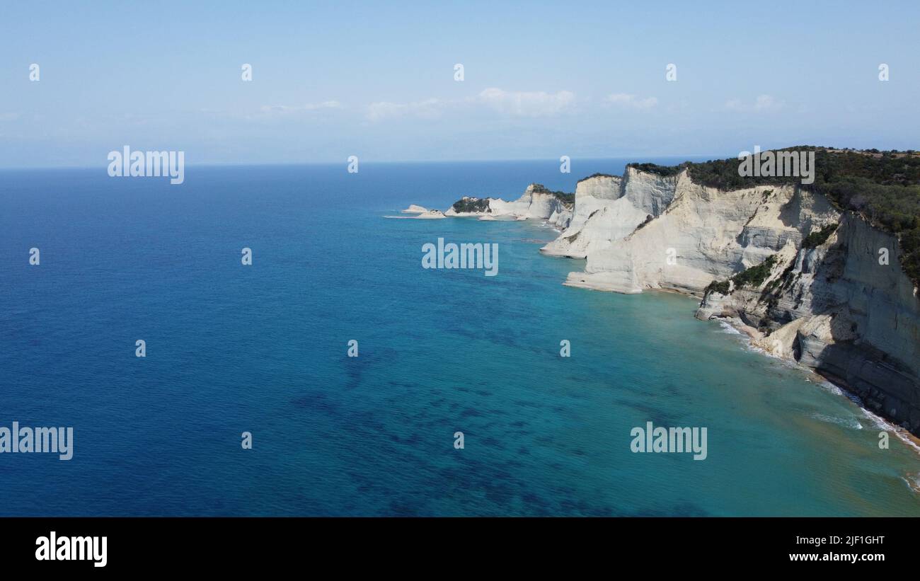 Una vista aerea di un mare splendido con scogliere rocciose boscose Foto Stock