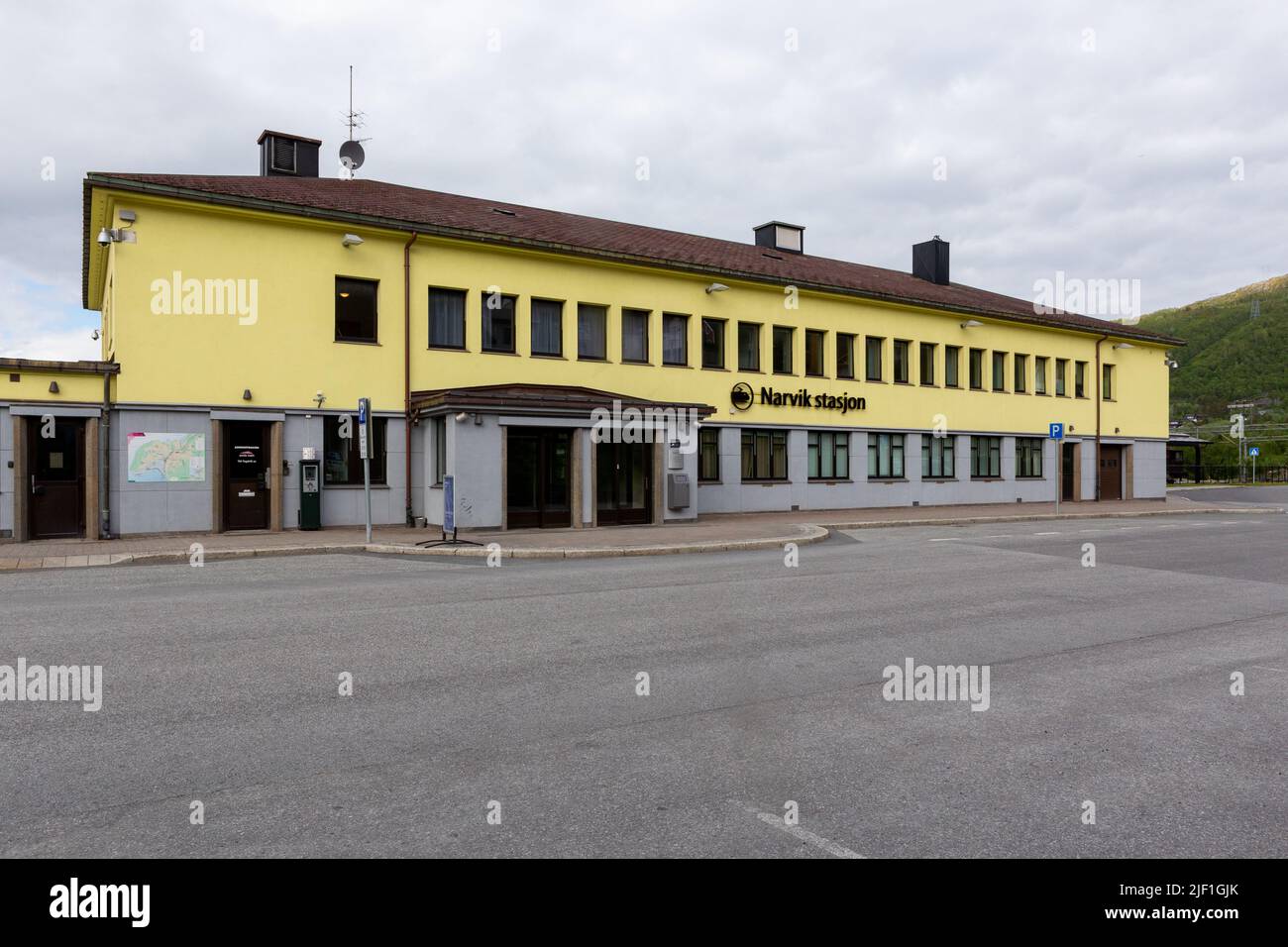 Stazione ferroviaria Narvik, Nordland, Norvegia settentrionale. Collegamento con Kiruna, Svezia. Edificio della stazione. Foto Stock