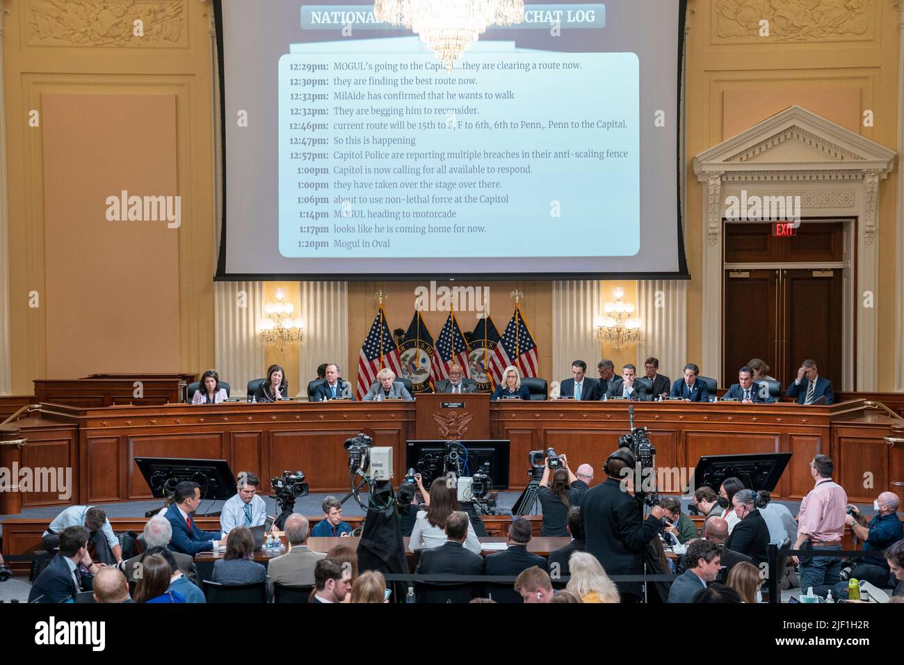 Washington, DC. 28th giugno 2022. Una foto di un registro di chat del Consiglio di sicurezza nazionale sul viaggio previsto del presidente Trumps al Campidoglio degli Stati Uniti il 6th gennaio è visualizzata come Cassidy Hutchinson, ex assistente speciale del presidente Trump, Testimonia durante la sesta audizione pubblica da parte della Commissione selezione Casa di indagare l'attacco del 6th gennaio al Campidoglio degli Stati Uniti a Capitol Hill a Washington, DC, 28 giugno 2022. A differenza di diverse audizioni precedenti, questa audizione è stata annunciata con soli 24 ore di anticipo. Credit: Shawn Thew/Pool via CNP/dpa/Alamy Live News Foto Stock