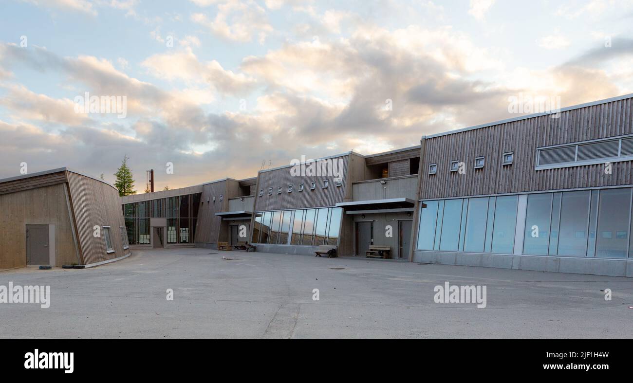 Scuola per bambini Skistua a Narvik, costruita nel 1998, progettata da architetti Snøhetta. Rivestimento in larice siberiano. Foto Stock