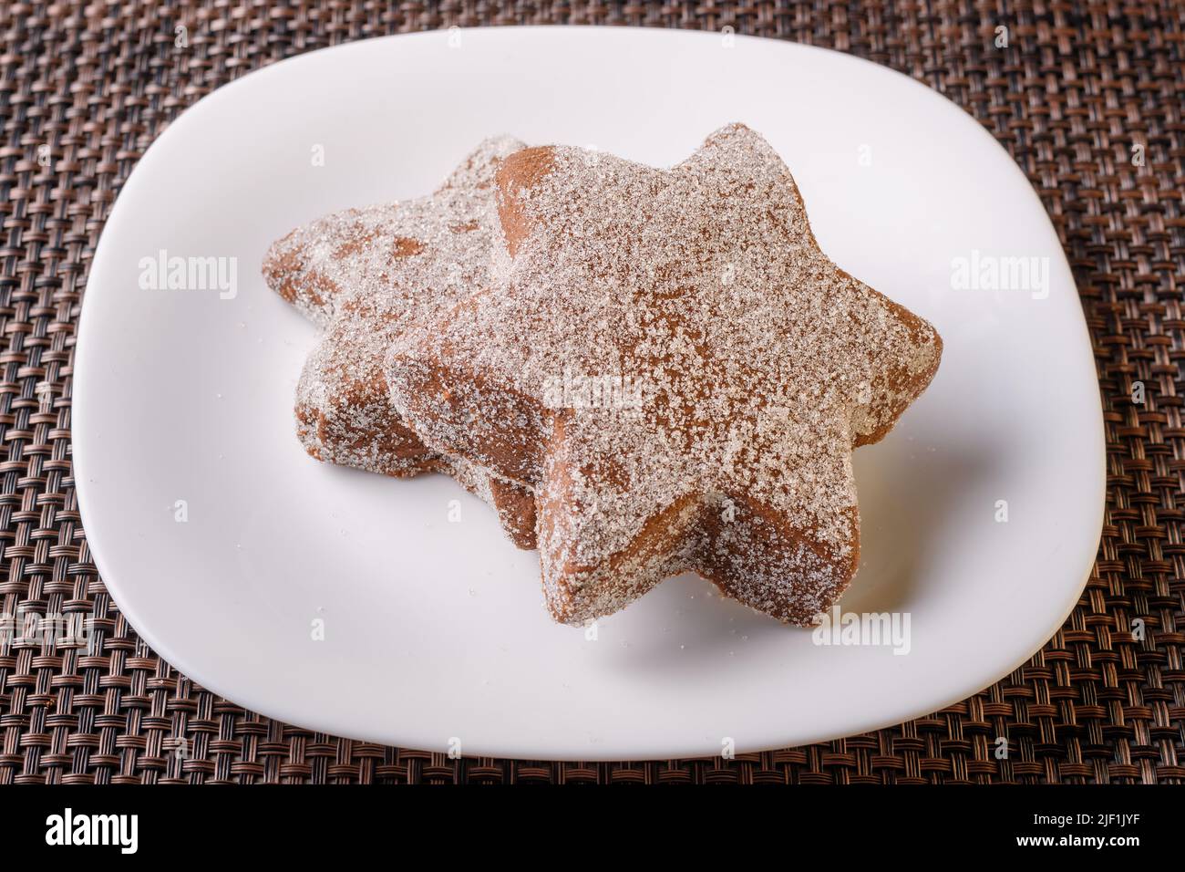 delizioso biscotto al cioccolato cosparso di zucchero fino a tarda notte di snack posto su un piatto bianco fatto in casa Foto Stock