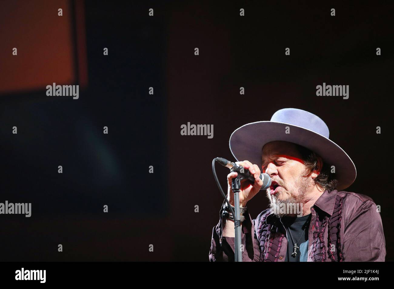 Il cantante italiano Zucchero Fornaciari suona durante un concerto