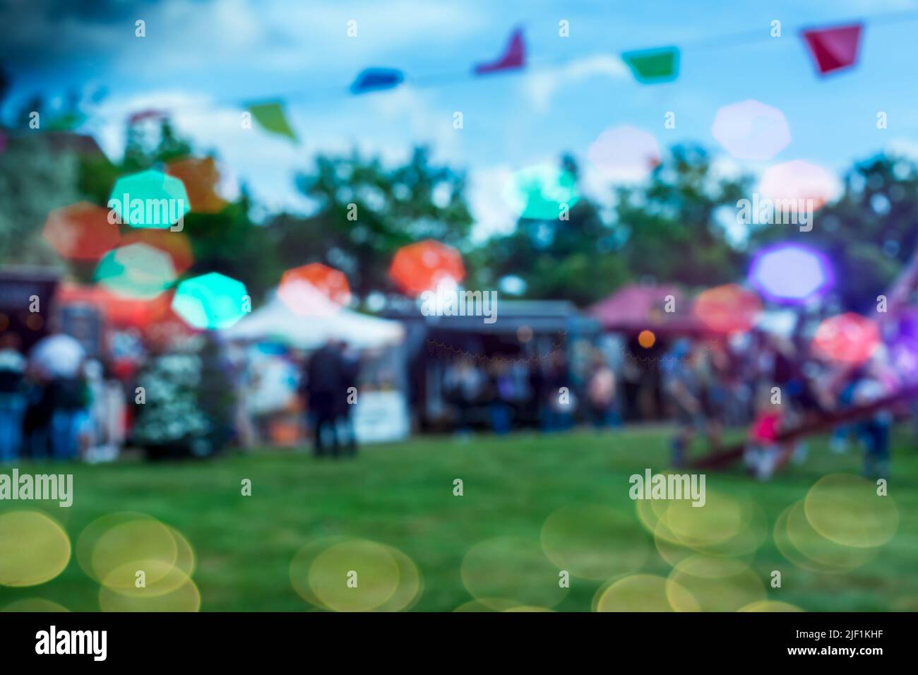 Immagine di sfocatura astratta di bancarelle di cibo e camion. Immagine sfocata del festival di strada con bokeh per l'utilizzo dello sfondo Foto Stock