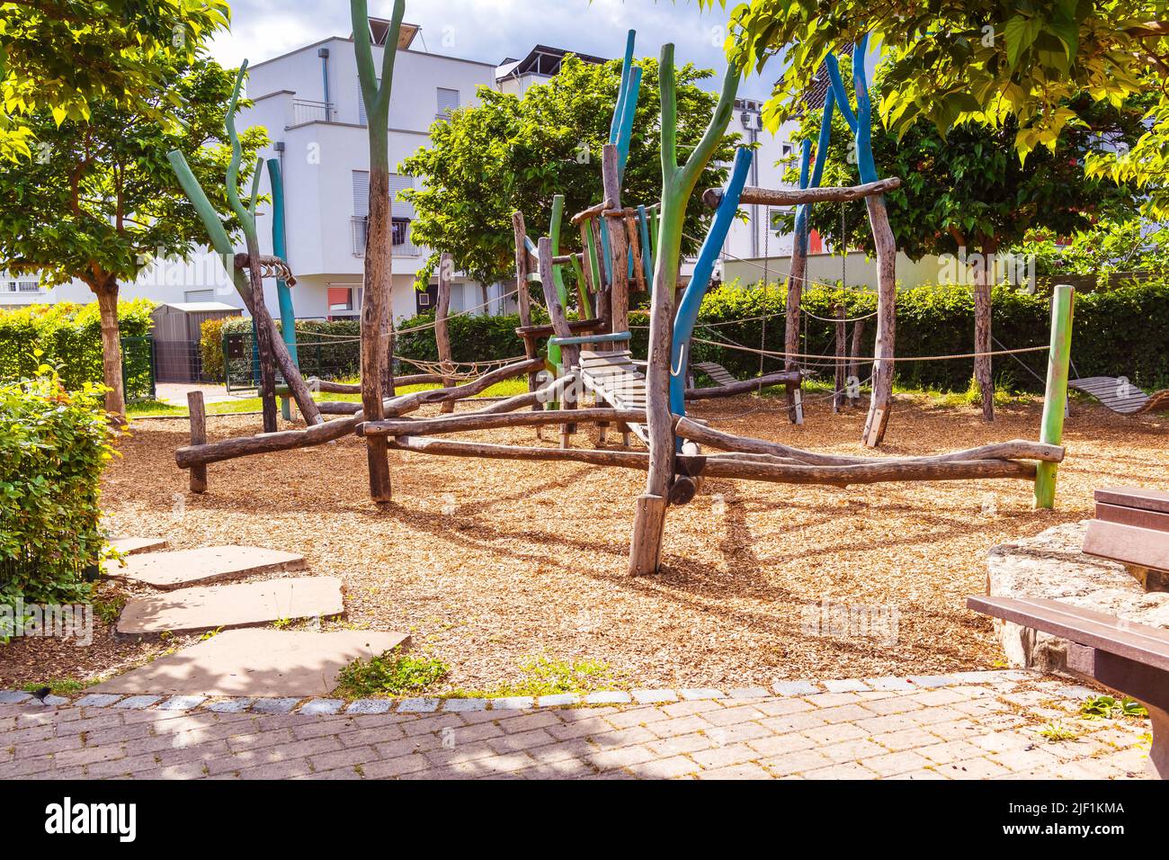 Parco giochi pubblico vuoto nelle giornate di sole con attrezzature da gioco in legno Foto Stock