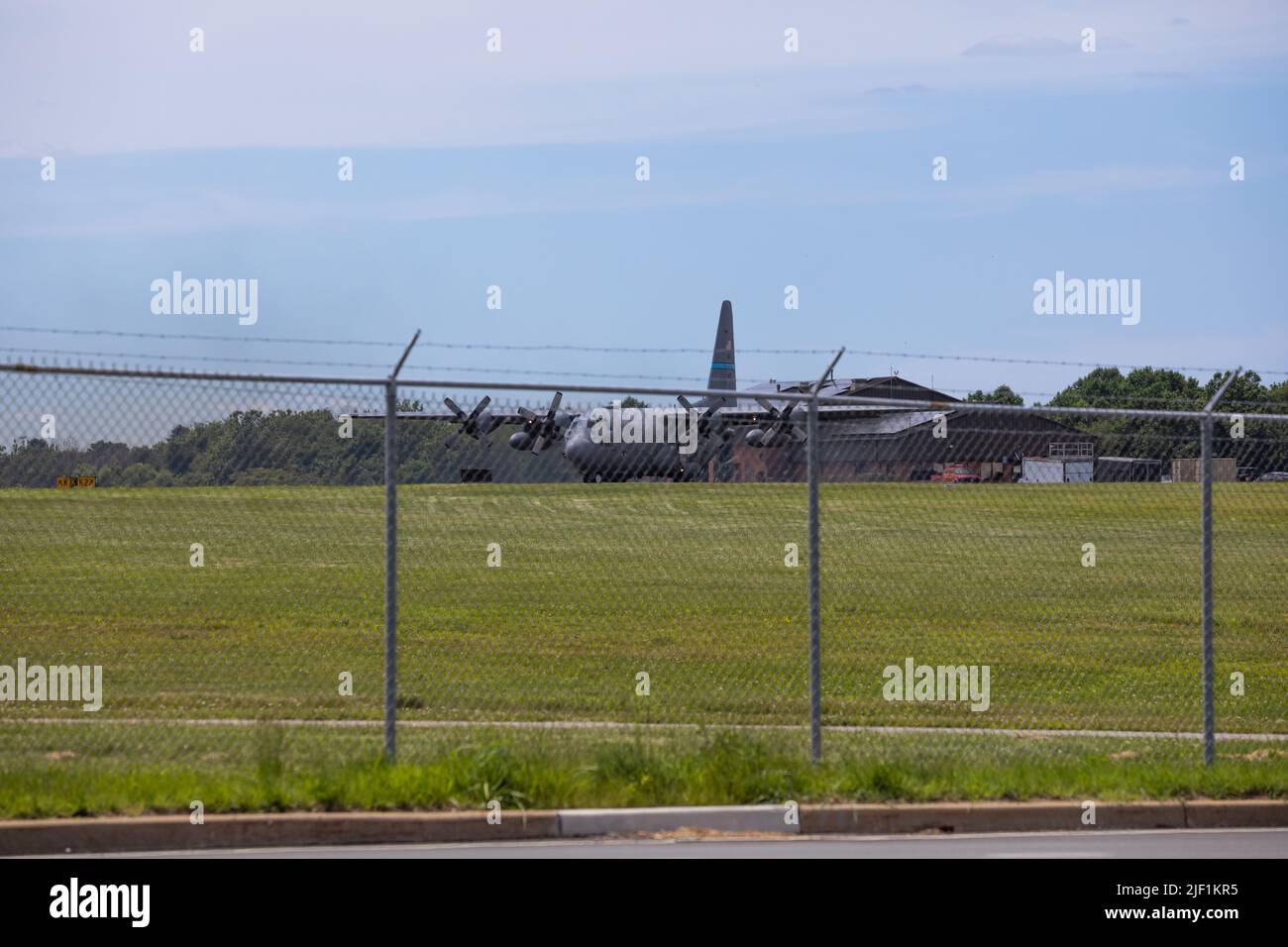 Airforce C130 preparazione al volo dall'aeroporto - parcheggiato all'aeroporto Foto Stock