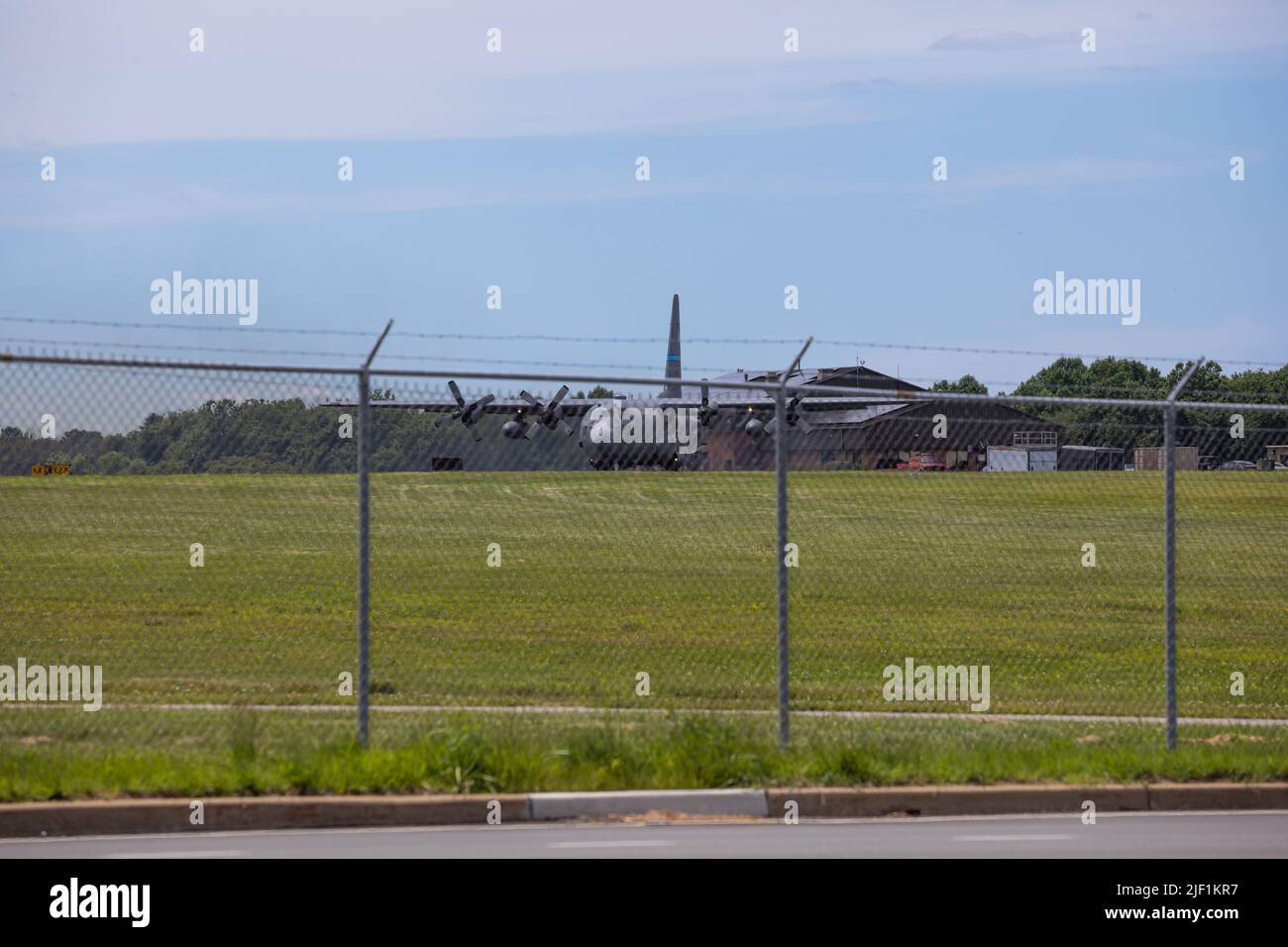 Airforce C130 preparazione al volo dall'aeroporto - parcheggiato all'aeroporto Foto Stock