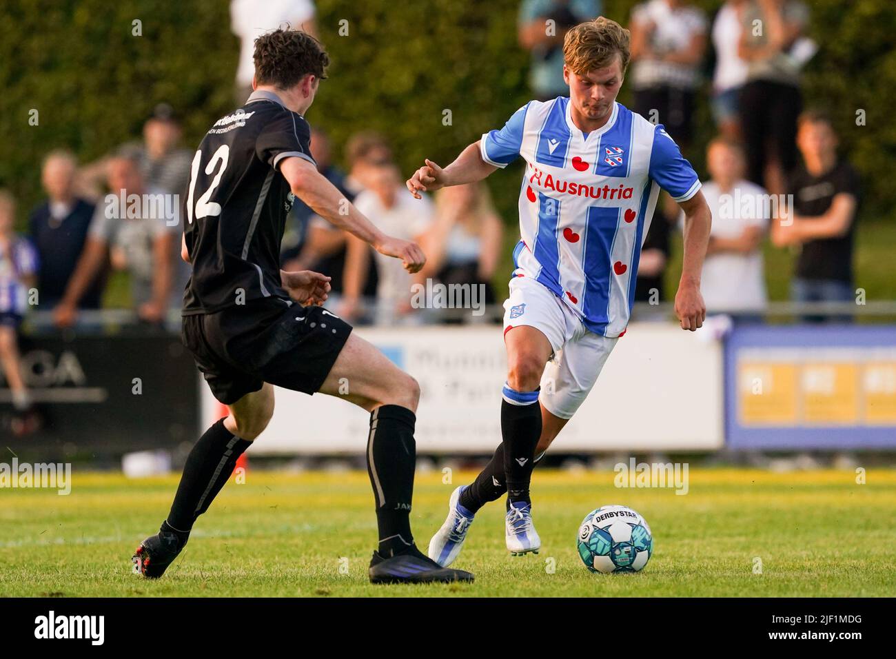 KOUDUM, PAESI BASSI - GIUGNO 28: Corne van Houwelingen di SC Heerenveen durante la partita di pre-stagione amichevole tra Regioselectie Gaasterlan-Sleat e SC Heerenveen allo Sportpark De Sandobbe il 28 Giugno 2022 a Koudum, Paesi Bassi (Foto di Andre Weening/Orange Pictures) Foto Stock