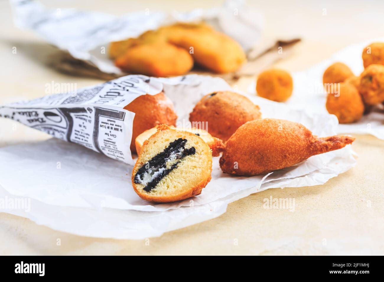 Finger food e Street food - palle di cagliata fritte riempite con biscotti Oreo Foto Stock
