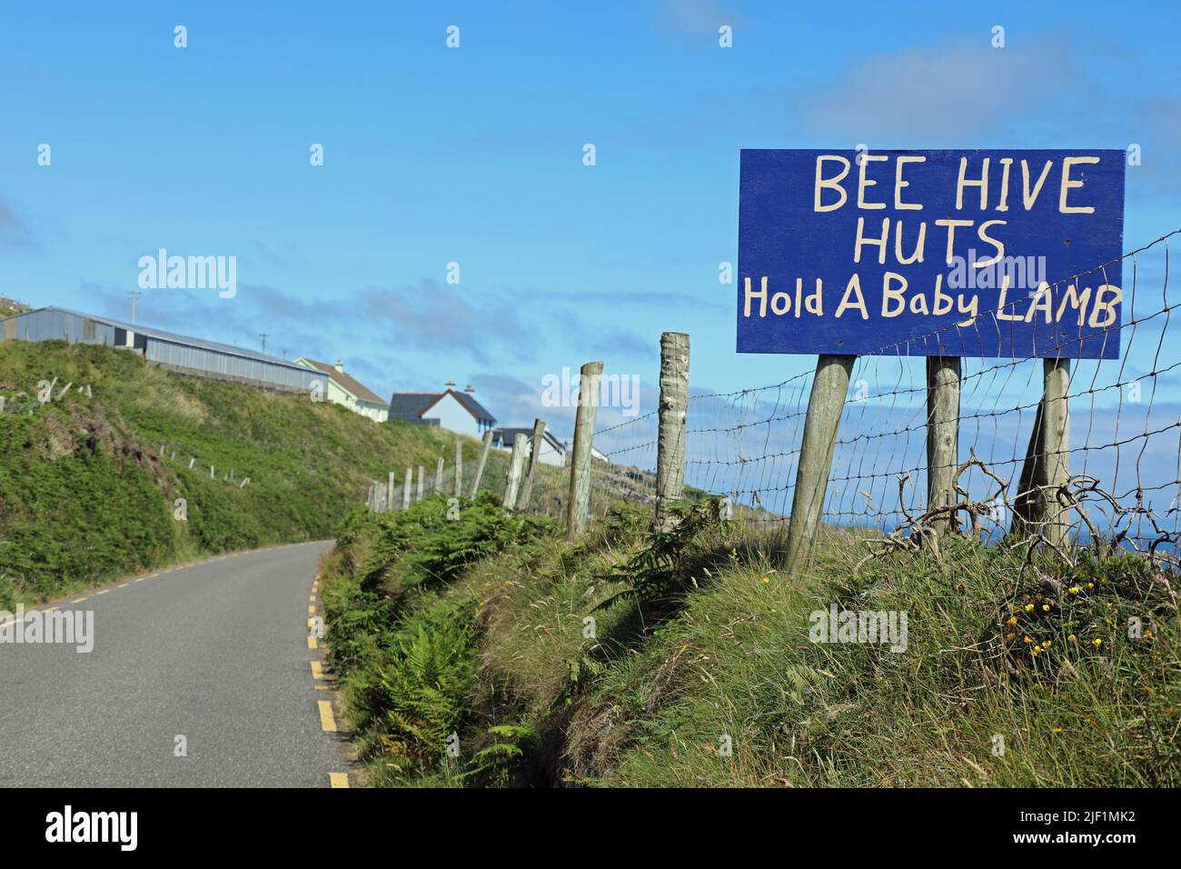 Cartello per le attrazioni turistiche vicino a Dingle, in Irlanda rurale Foto Stock